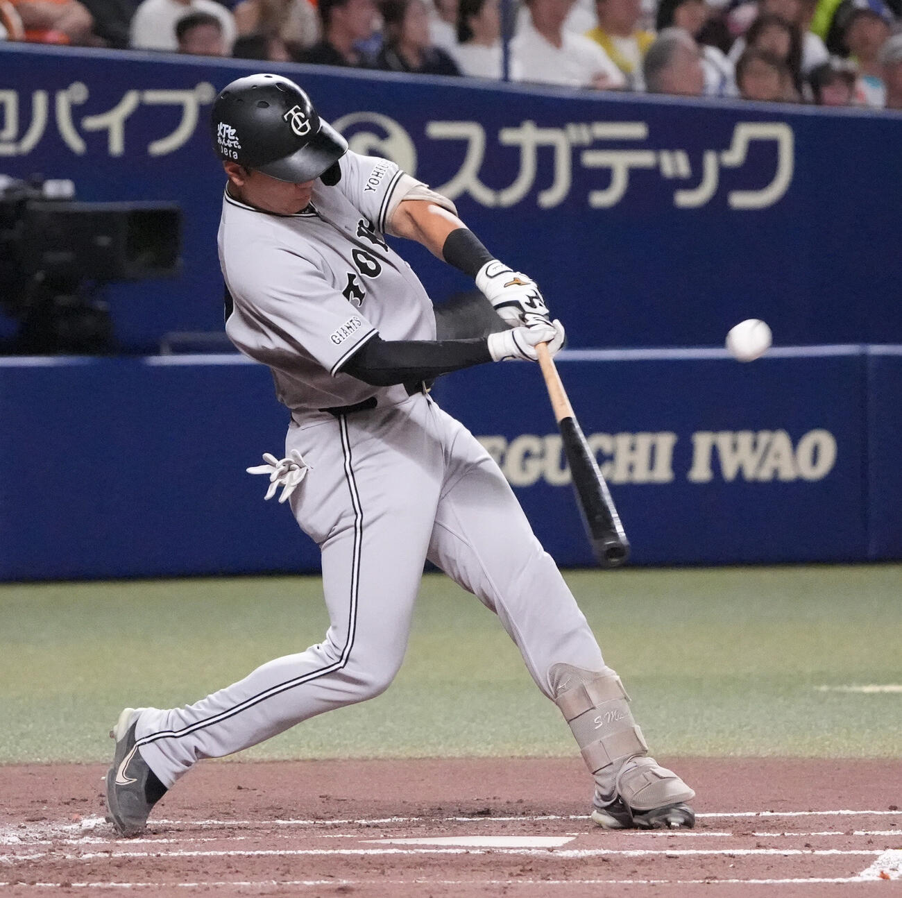 中日対巨人　2回表巨人2死、本塁打を放つ笹原操希（撮影・森本幸一）