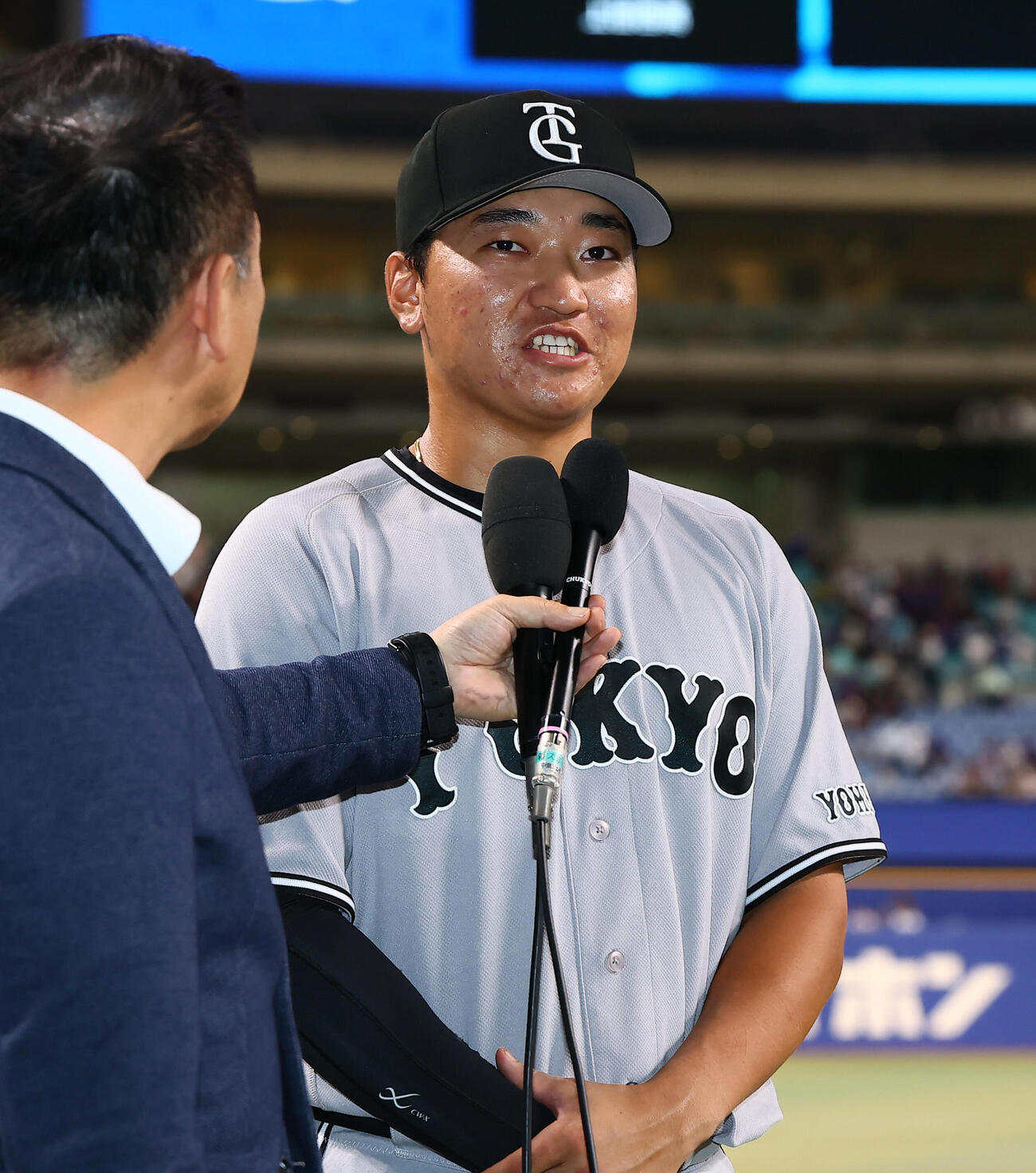 中日対巨人　プロ初本塁打を放ちヒーローインタビューを受ける巨人笹原操希（撮影・加藤哉）