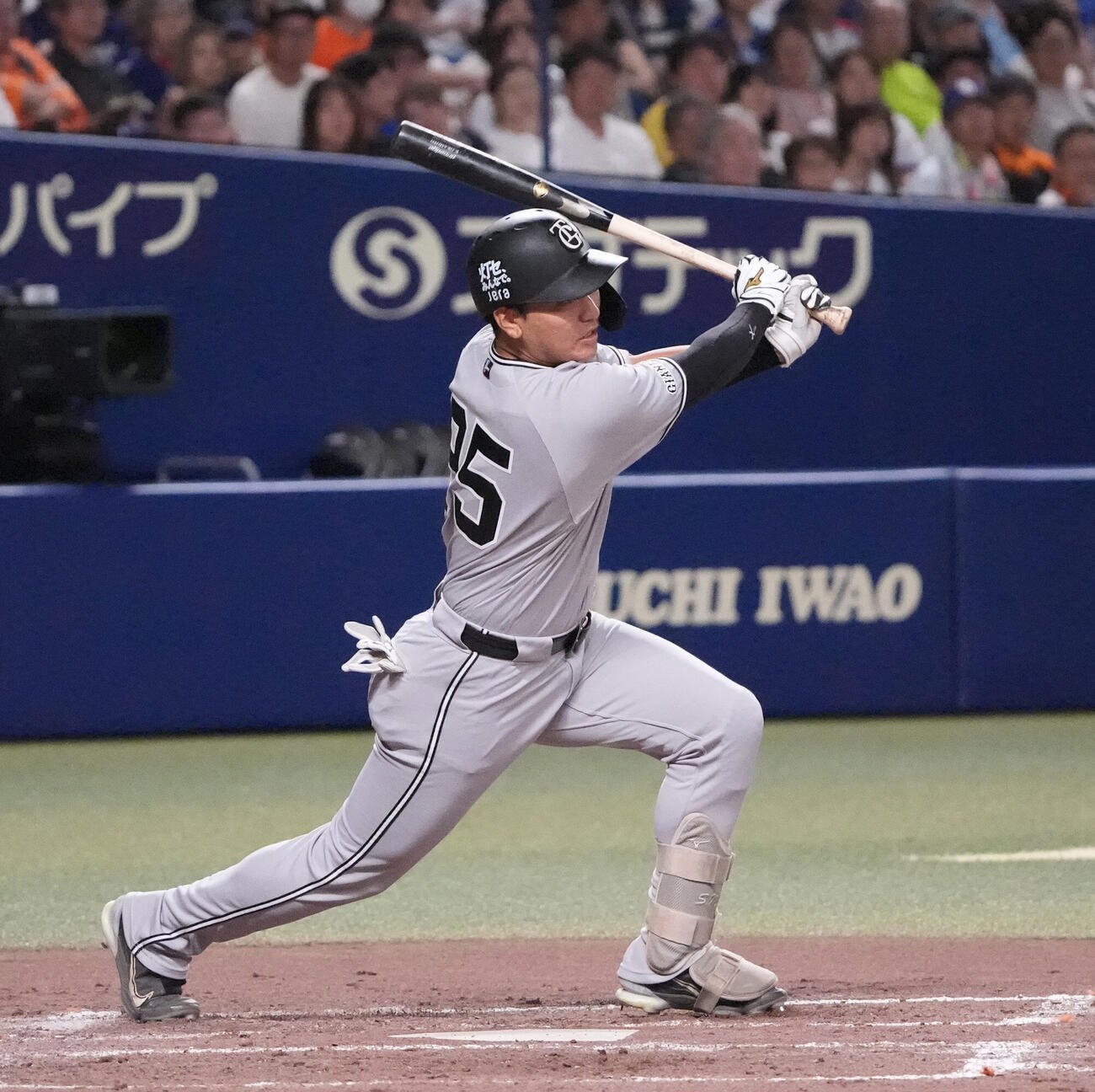 中日対巨人　5回表巨人無死一塁、安打を放つ笹原操希（撮影・森本幸一）