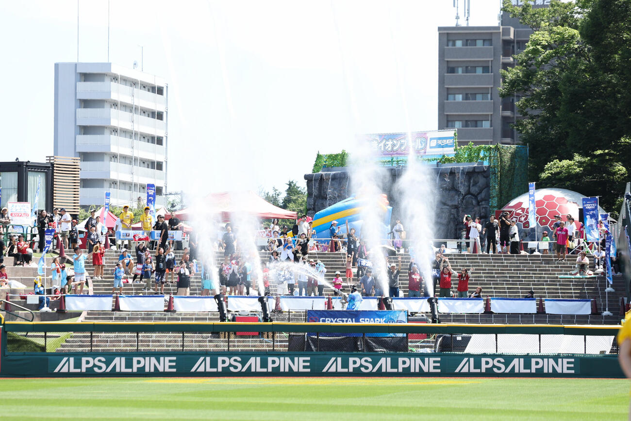 楽天打線に安打や本塁打が出るたびに、水が大量に噴射される「スプラッシュシート」