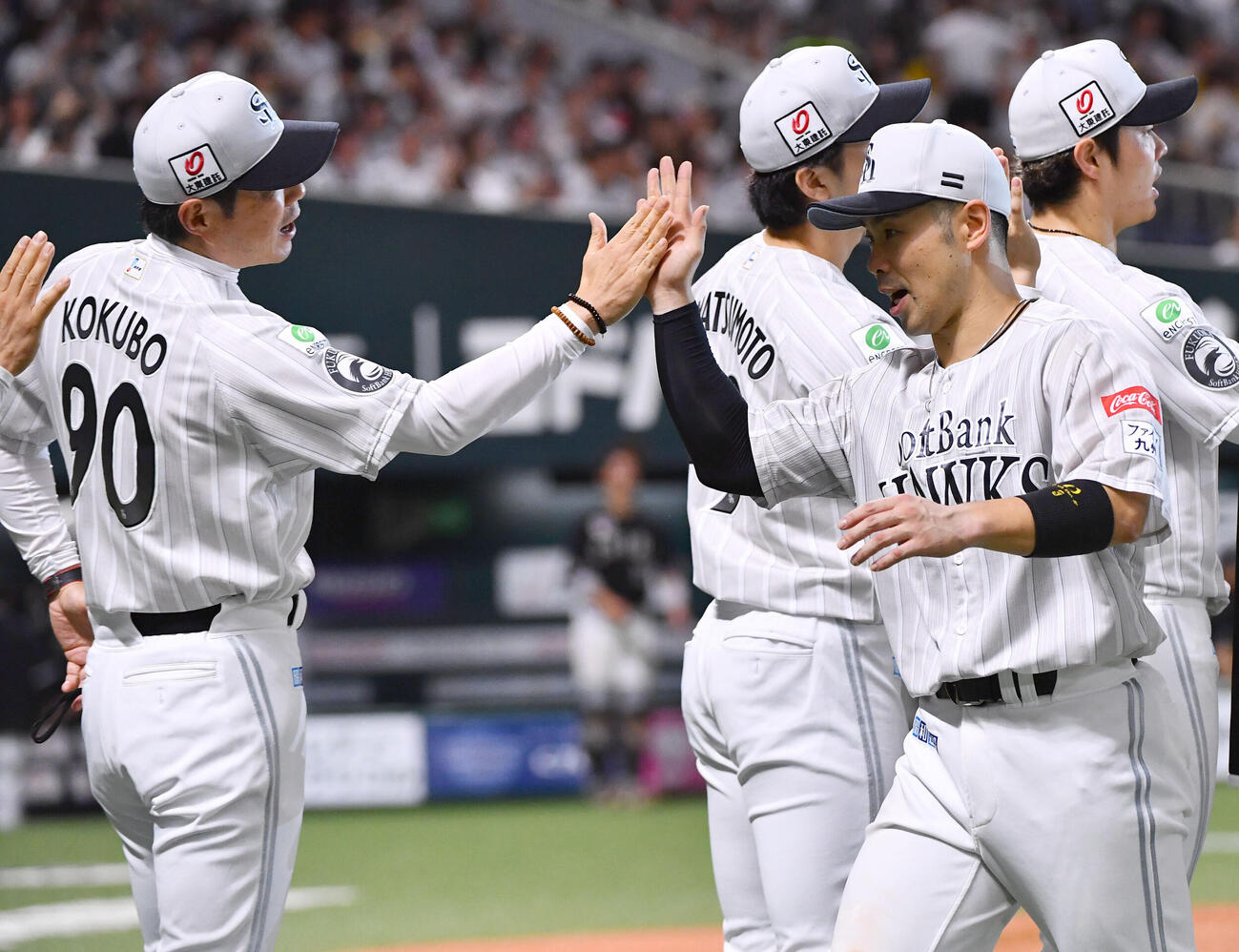 ソフトバンク対ロッテ　ロッテに勝利し、小久保裕紀監督（左）らソフトバンクナインとハイタッチする近藤健介（撮影・岩下翔太）