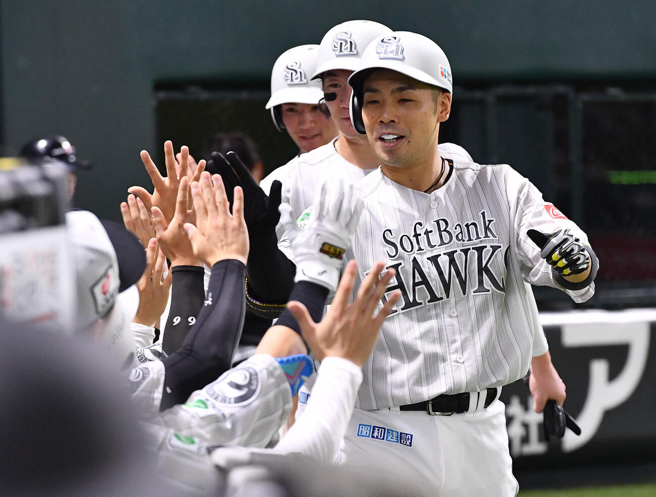 ソフトバンク対ロッテ　5回裏ソフトバンク1死二、三塁、右越え3点本塁打を放ち、ナインとタッチを交わす近藤健介（撮影・岩下翔太）