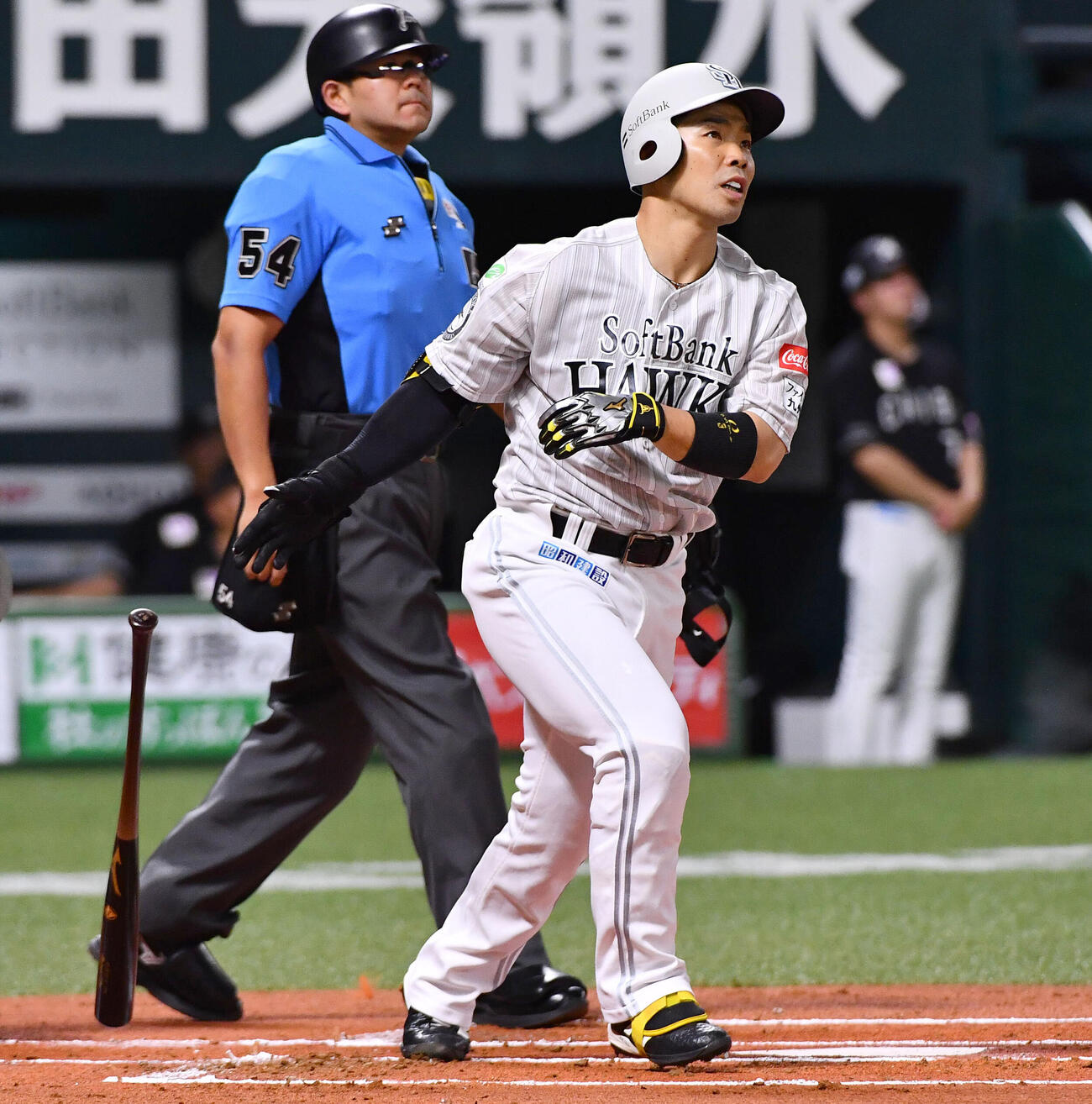 ソフトバンク対ロッテ　1回裏ソフトバンク無死一、二塁、近藤健介は先制の右越え3点本塁打を放つ（撮影・岩下翔太）