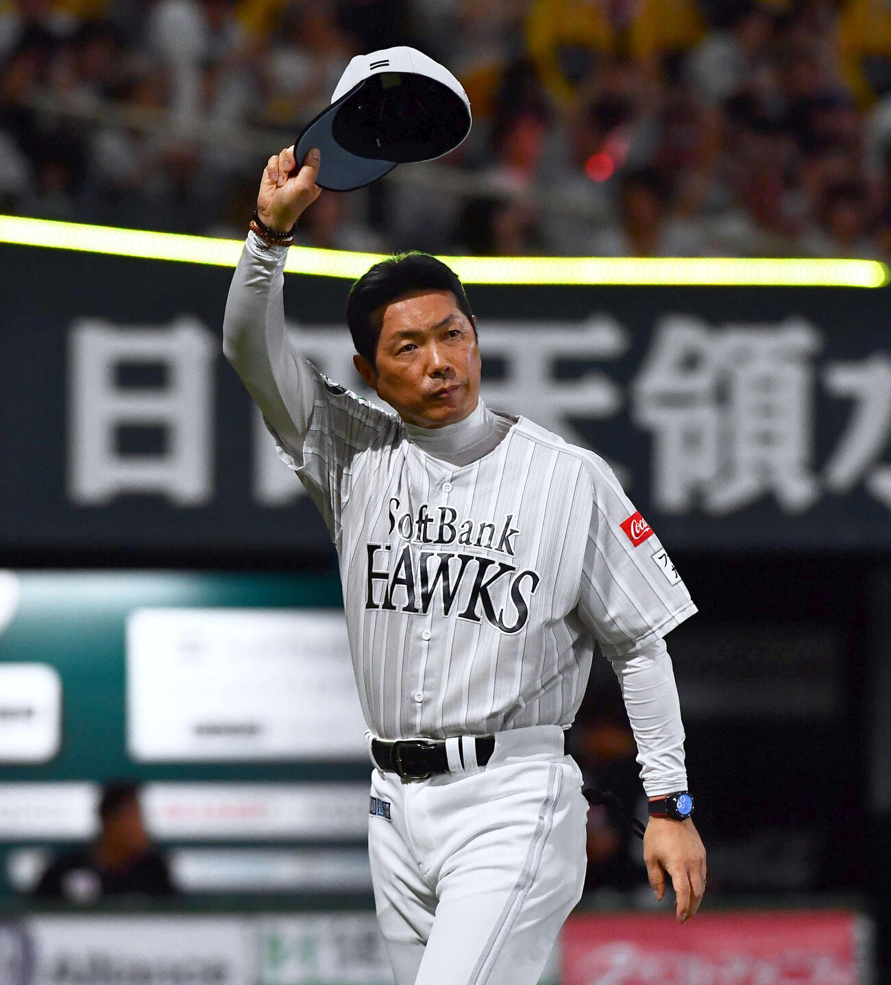 ソフトバンク対ロッテ　ロッテに勝利し、ファンに一礼しながら引き揚げるソフトバンク小久保裕紀監督（撮影・岩下翔太）