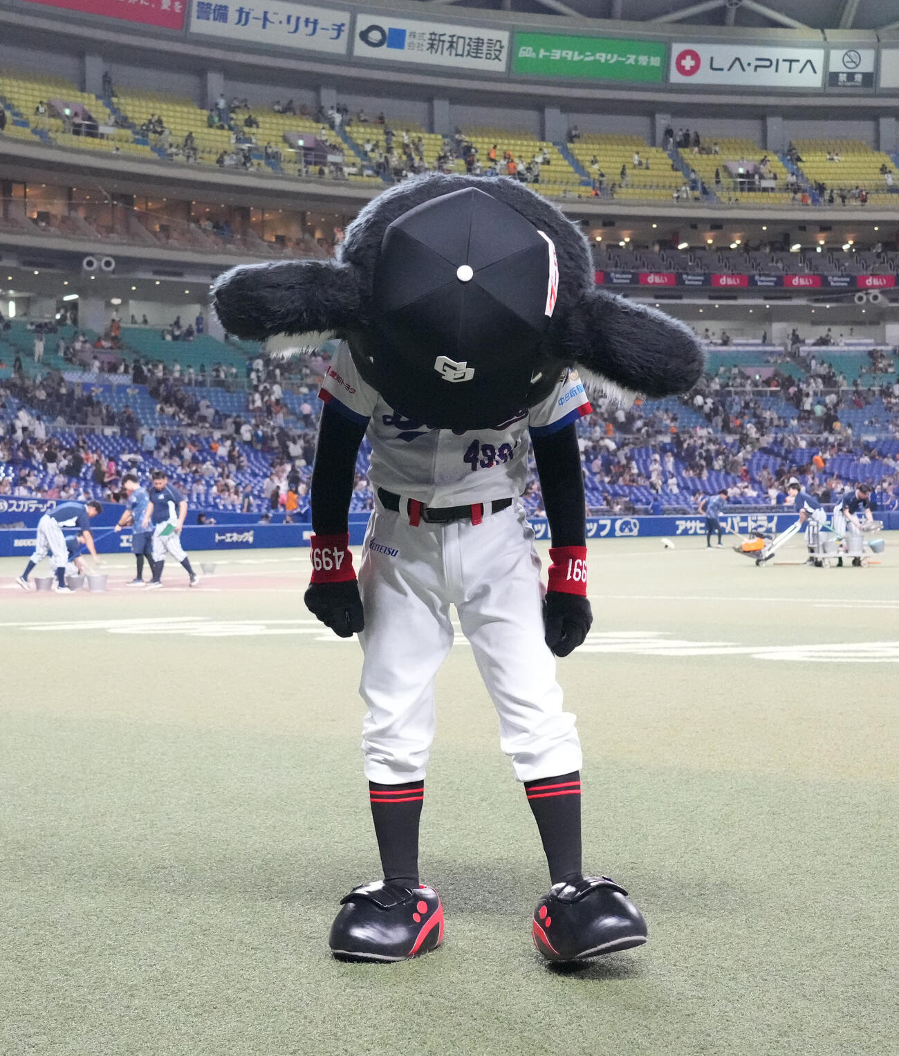 中日対巨人　試合終了、ブラックドアラは登場後、初黒星にがっくりうなだれる（撮影・森本幸一）