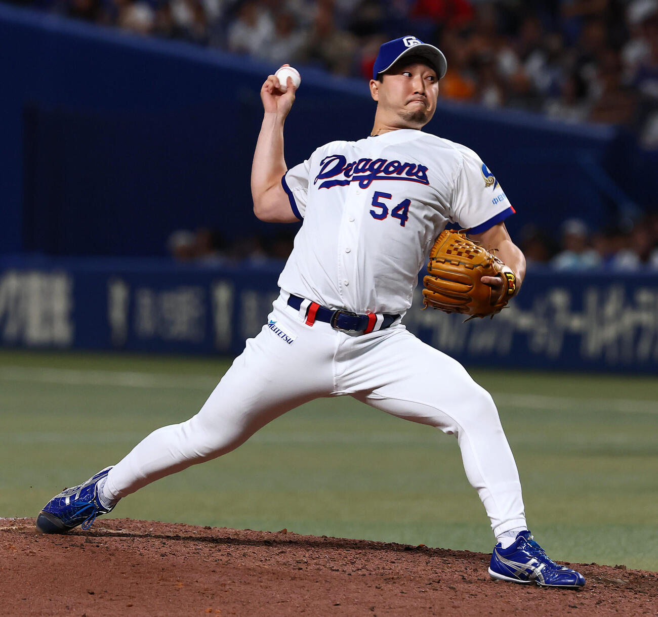 中日対巨人　8回表から中日2番手で登板する藤嶋健人（撮影・加藤哉）