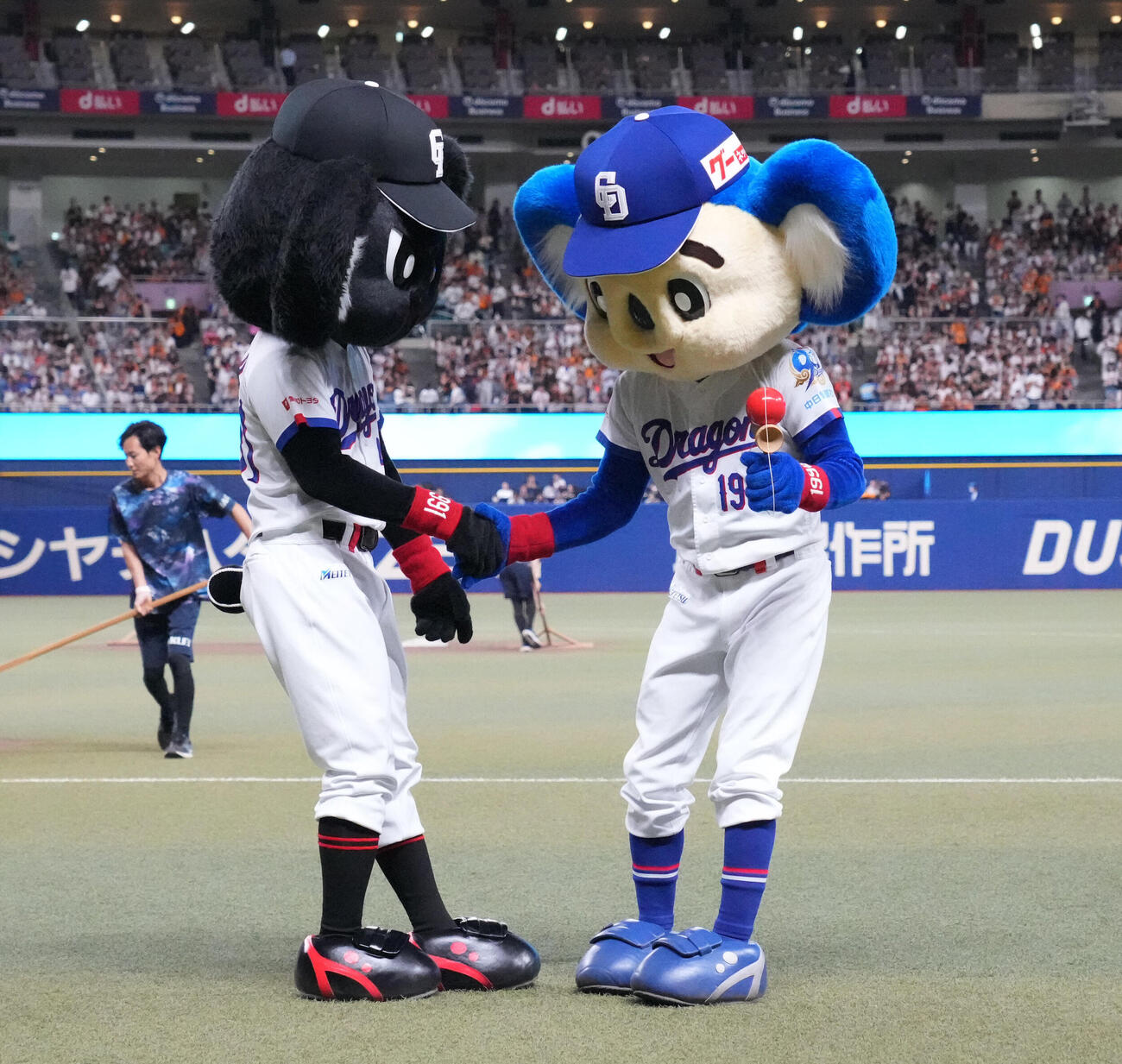 中日対巨人　7回終了、けん玉対決をするブラックドアラ（左）とドアラ（撮影・森本幸一）