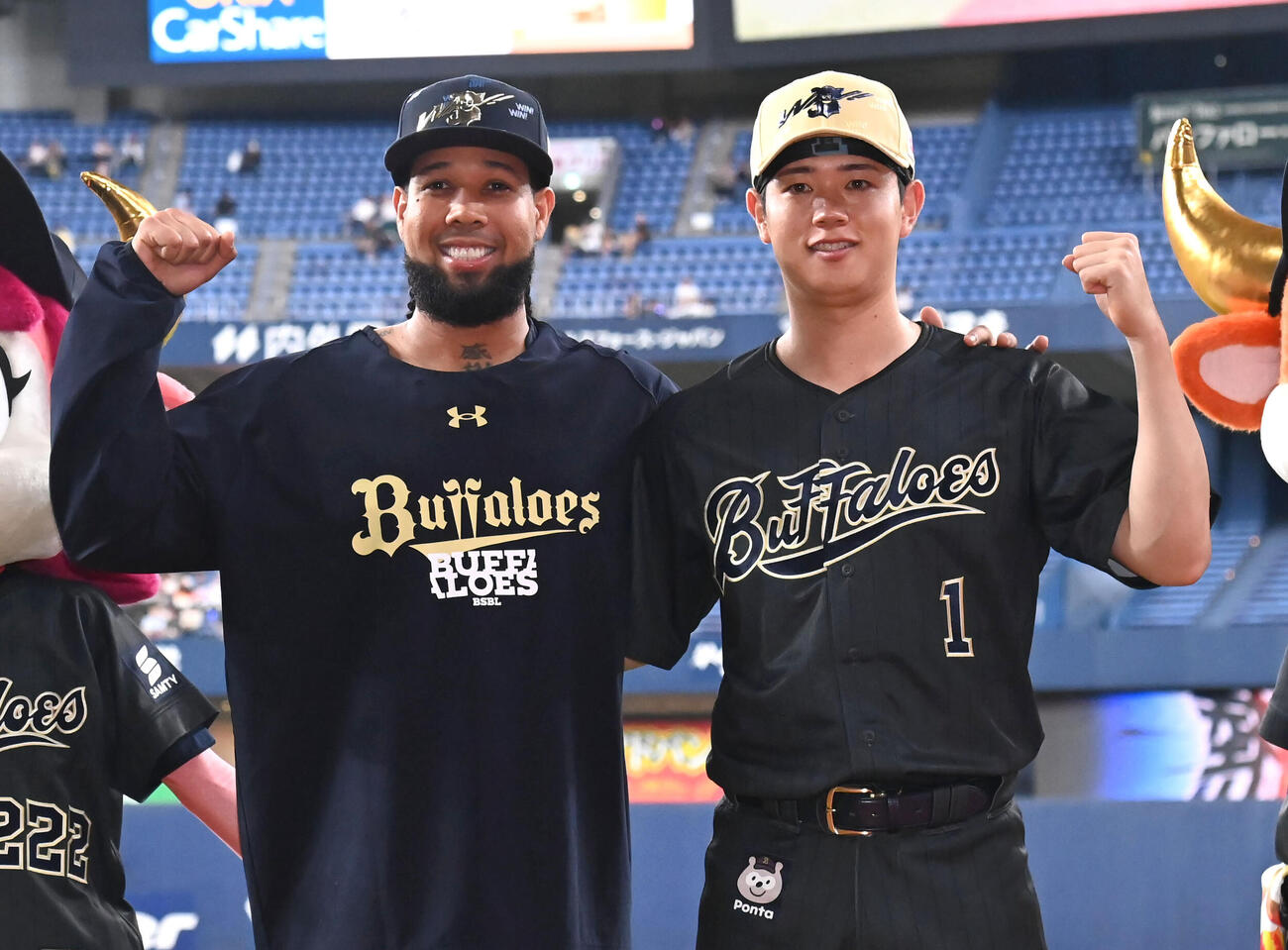 オリックス対西武　ヒーローインタビューを受けたアンダーソン・エスピノーザ（左）、太田椋（撮影・石井愛子）