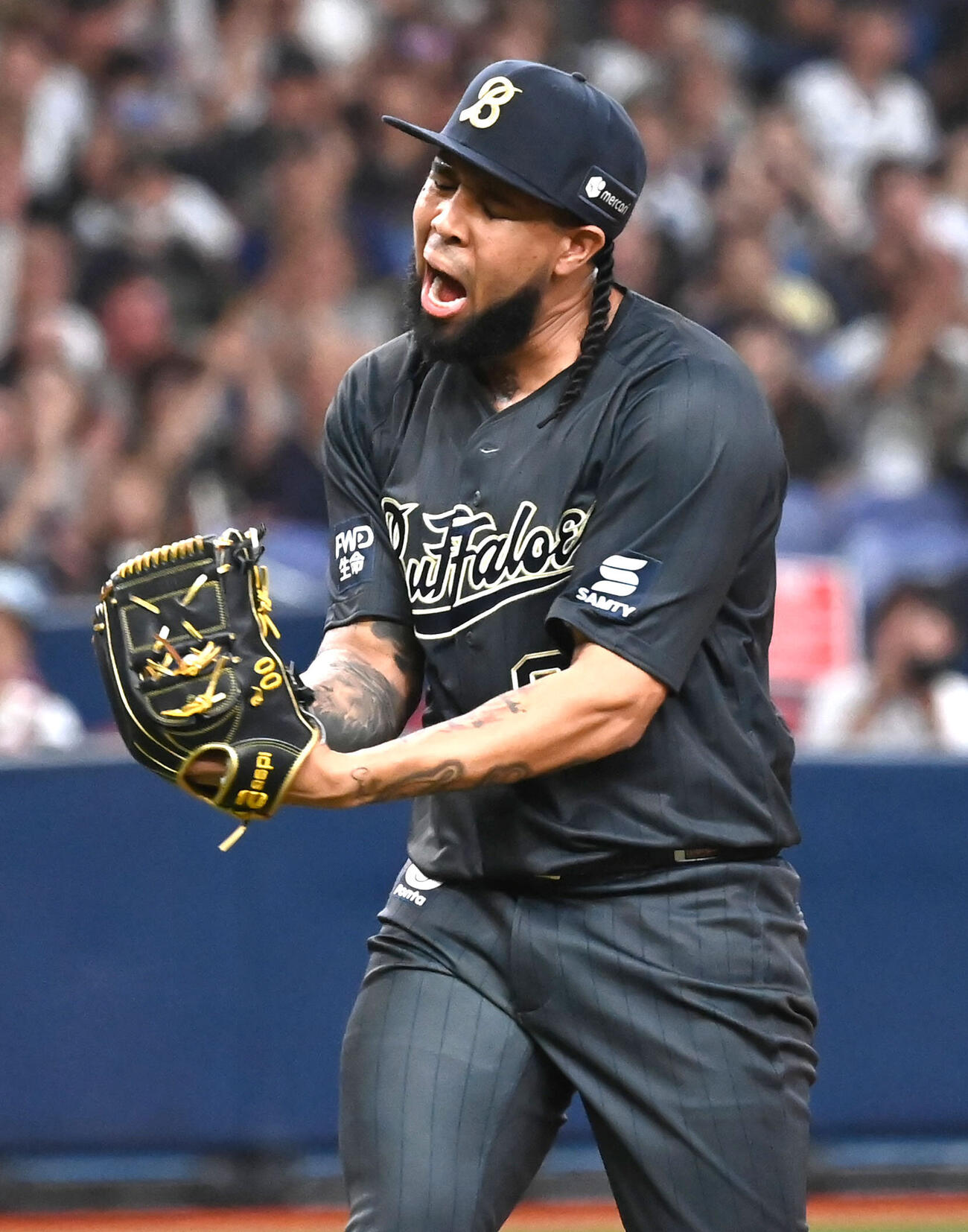 オリックス対西武　7回表西武2死一、二塁　外崎修汰を空振り三振に仕留め雄たけびを上げるアンダーソン・エスピノーザ（撮影・石井愛子）