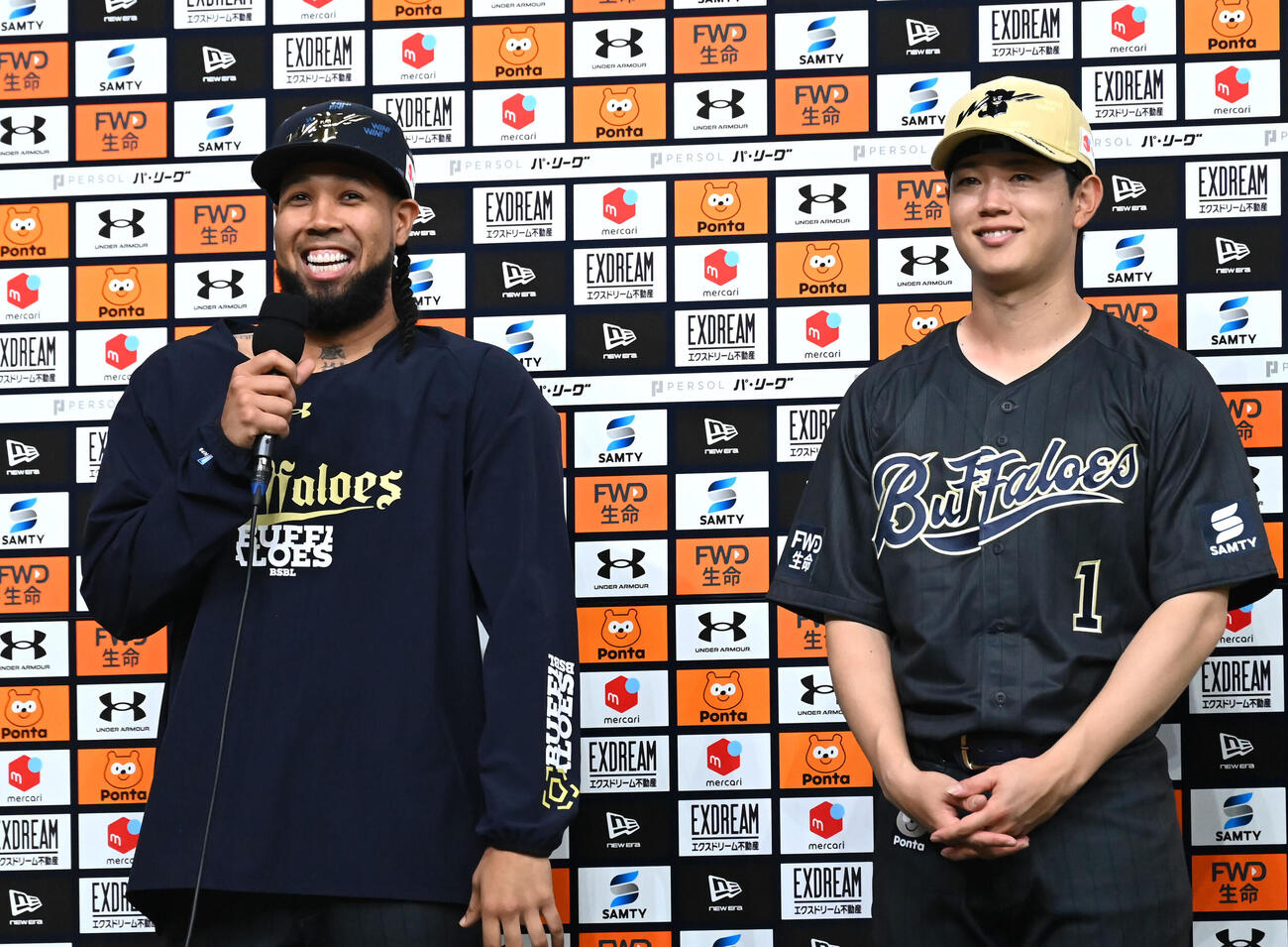 オリックス対西武　ヒーローインタビューを受けたアンダーソン・エスピノーザ（左）、太田椋（撮影・石井愛子）