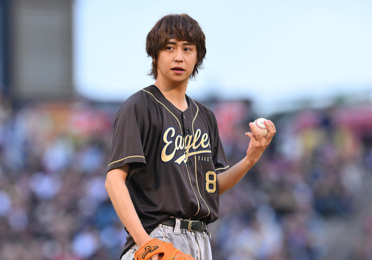 楽天対日本ハム　セレモニアルピッチに臨むHey！Say！JUMPの八乙女光（撮影・滝沢徹郎）