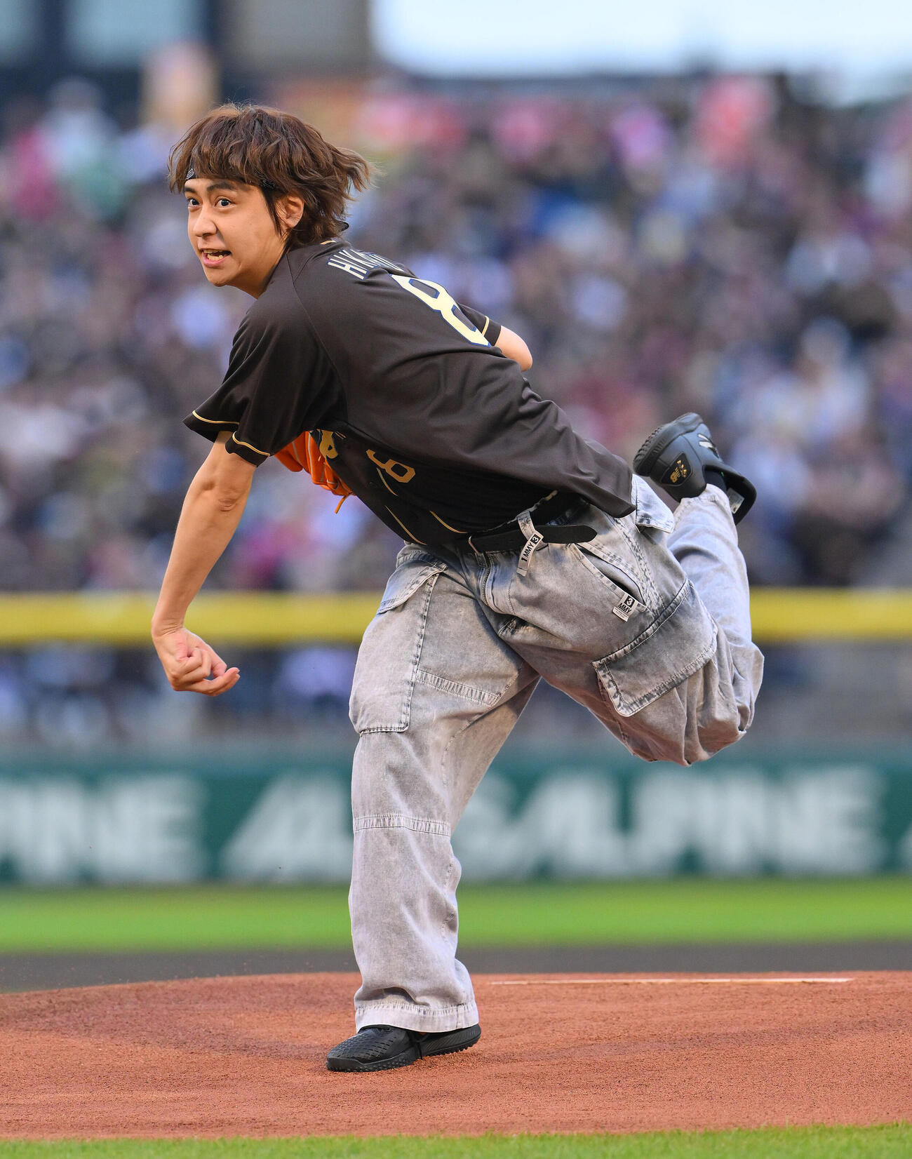 楽天対日本ハム　セレモニアルピッチをするHey！Say！JUMPの八乙女光（撮影・滝沢徹郎）