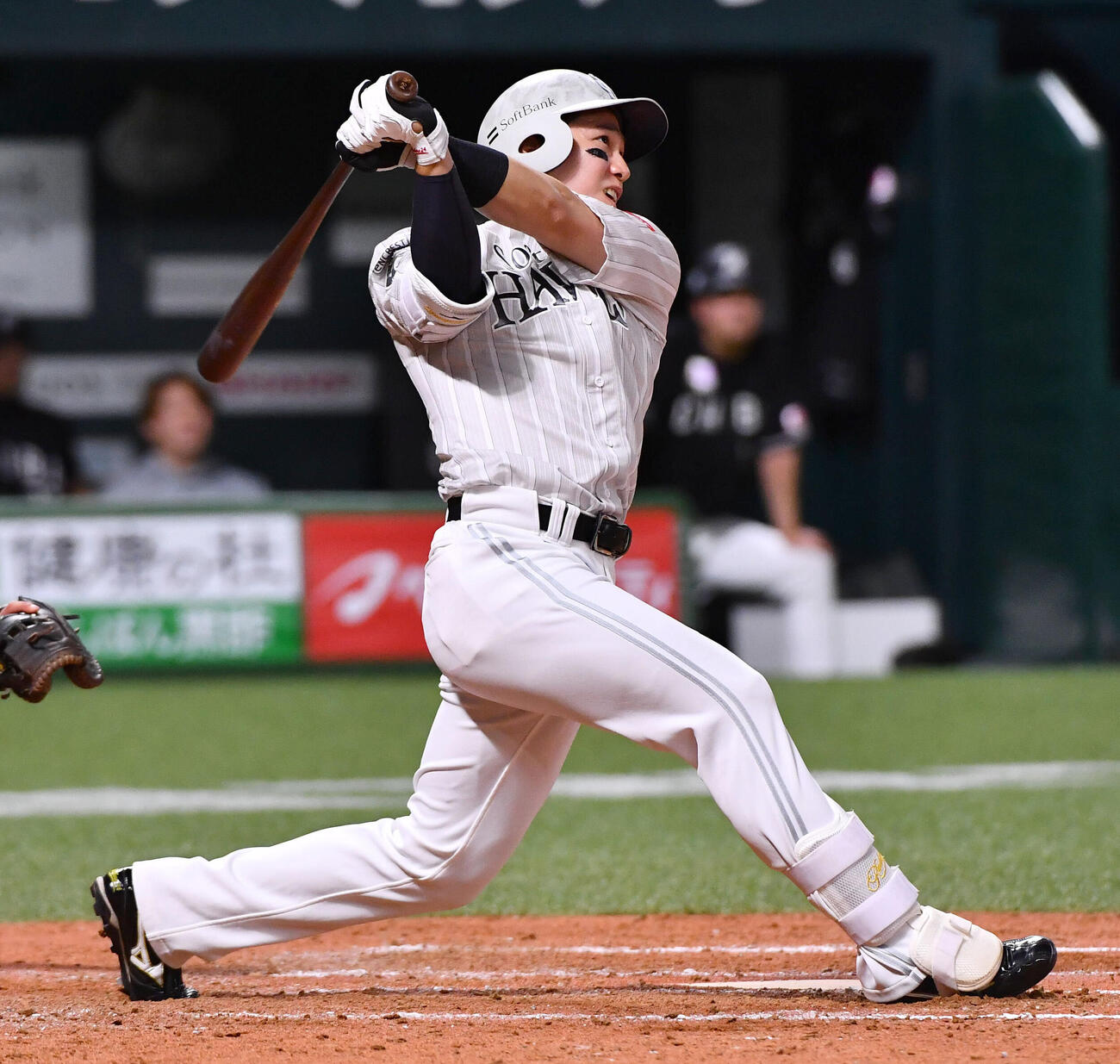 ソフトバンク対ロッテ　8回裏ソフトバンク1死、栗原陵矢は右越え本塁打を放つ（撮影・岩下翔太）