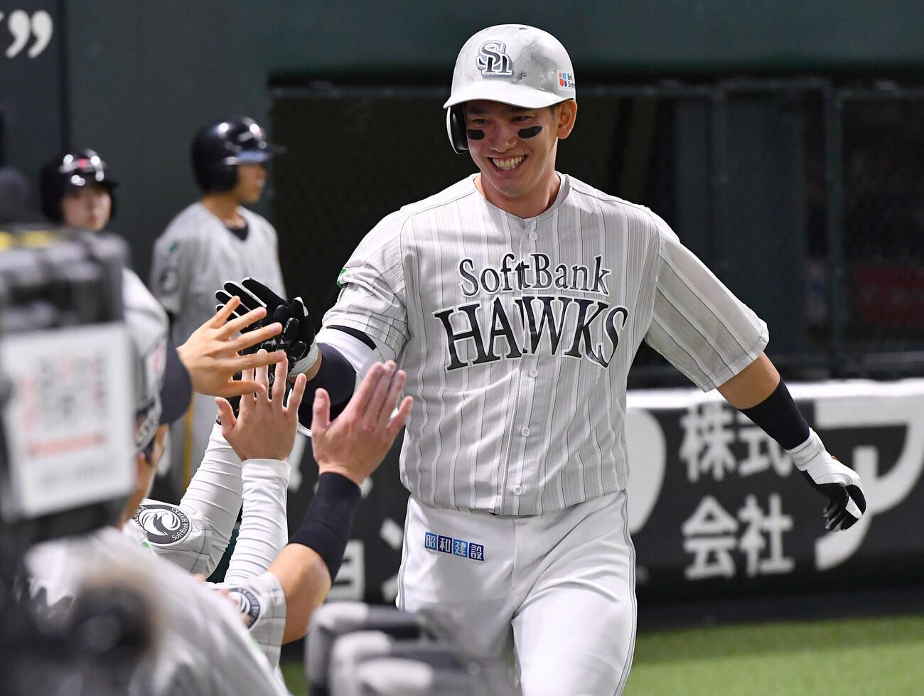 ソフトバンク対ロッテ　8回裏ソフトバンク1死、右越え本塁打を放ち、ナインと笑顔でタッチを交わす栗原陵矢（撮影・岩下翔太）