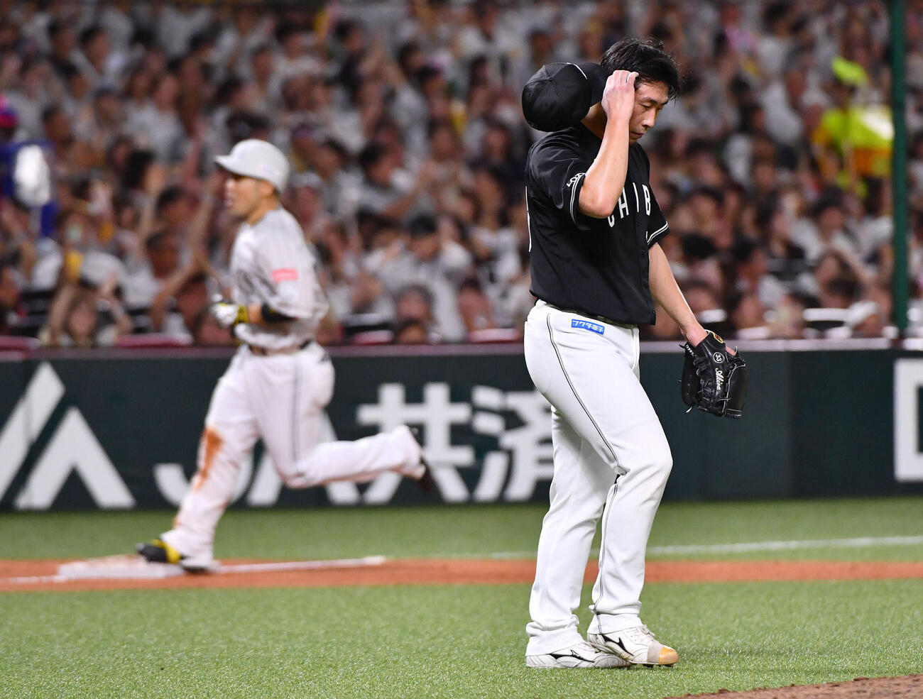 ソフトバンク対ロッテ　5回裏ソフトバンク1死二、三塁、近藤健介（左）に右越え3点本塁打を打たれ、肩を落とす八木彬（撮影・岩下翔太）
