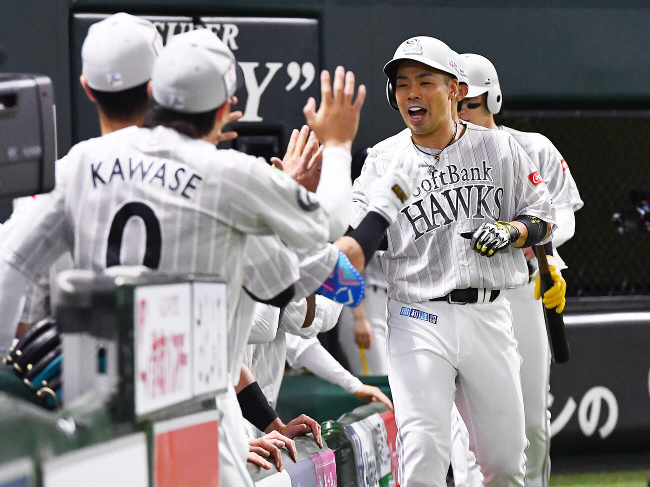 ソフトバンク対ロッテ　1回裏ソフトバンク無死一、二塁、先制の右越え3点本塁打を放ち、ナインとタッチを交わす近藤健介（撮影・岩下翔太）