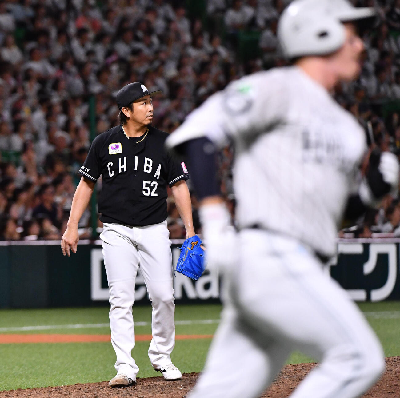 ソフトバンク対ロッテ　8回裏ソフトバンク1死、栗原陵矢（右）に右越え本塁打を打たれた益田直也（撮影・岩下翔太）