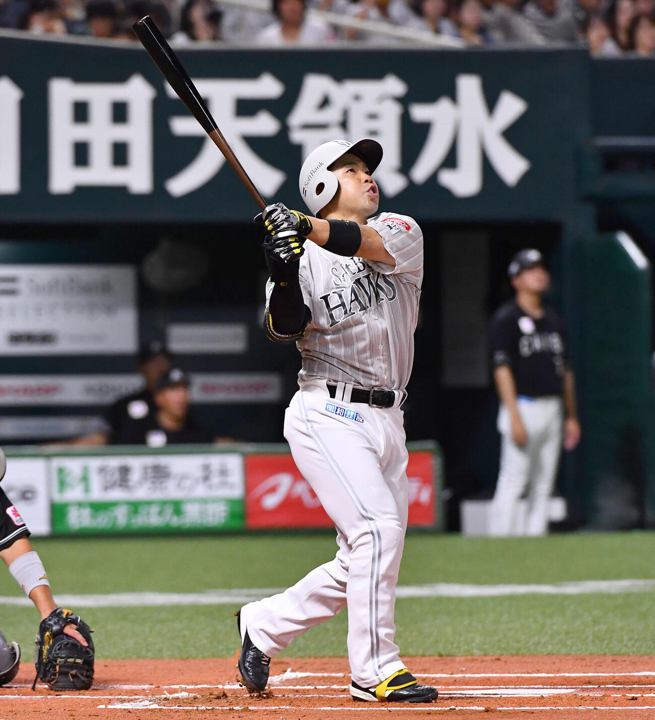 ソフトバンク対ロッテ　1回裏ソフトバンク無死一、二塁、近藤健介は先制の右越え3点本塁打を放つ（撮影・岩下翔太）