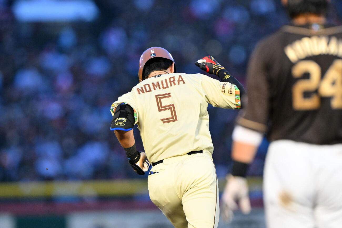 楽天対日本ハム　4回表日本ハム1死二塁、野村佑希は左越え2点本塁打を放ちガッツポーズする（撮影・滝沢徹郎）