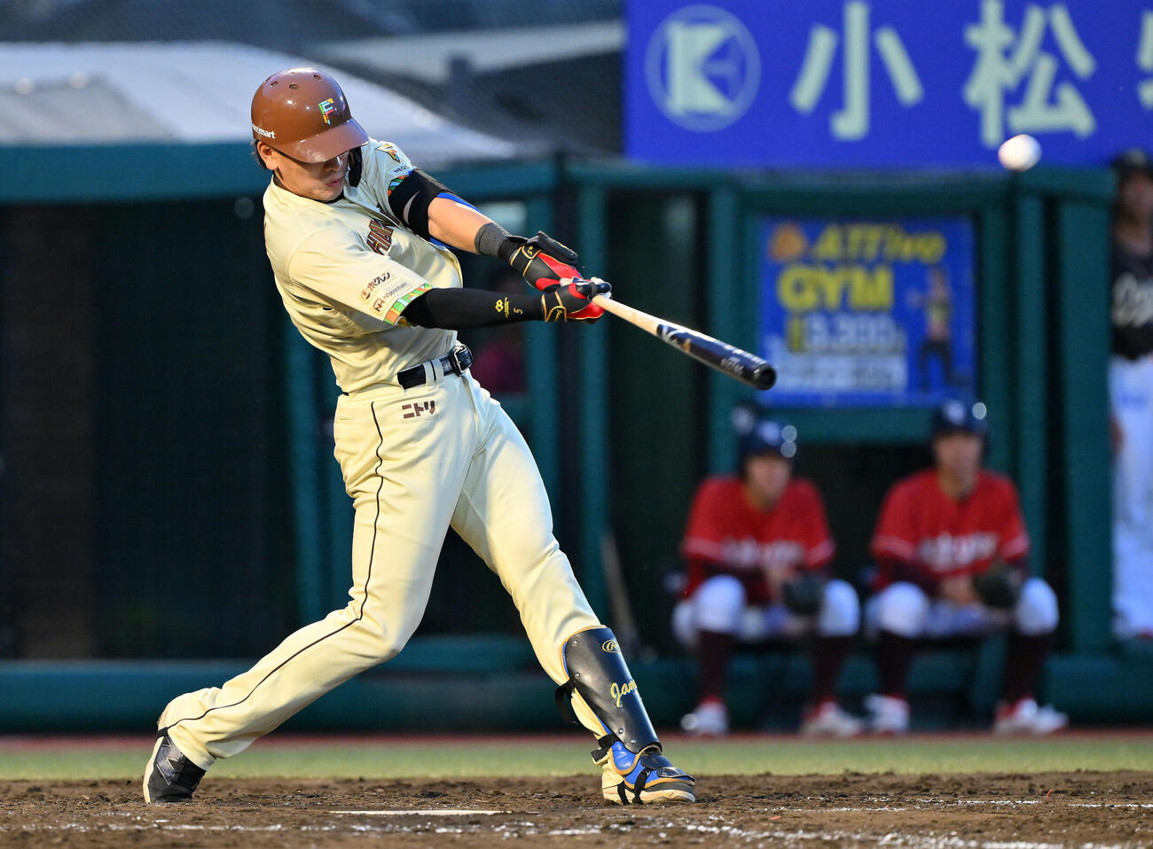 楽天対日本ハム　4回表日本ハム1死二塁、野村佑希は左越え2点本塁打を放つ（撮影・滝沢徹郎）