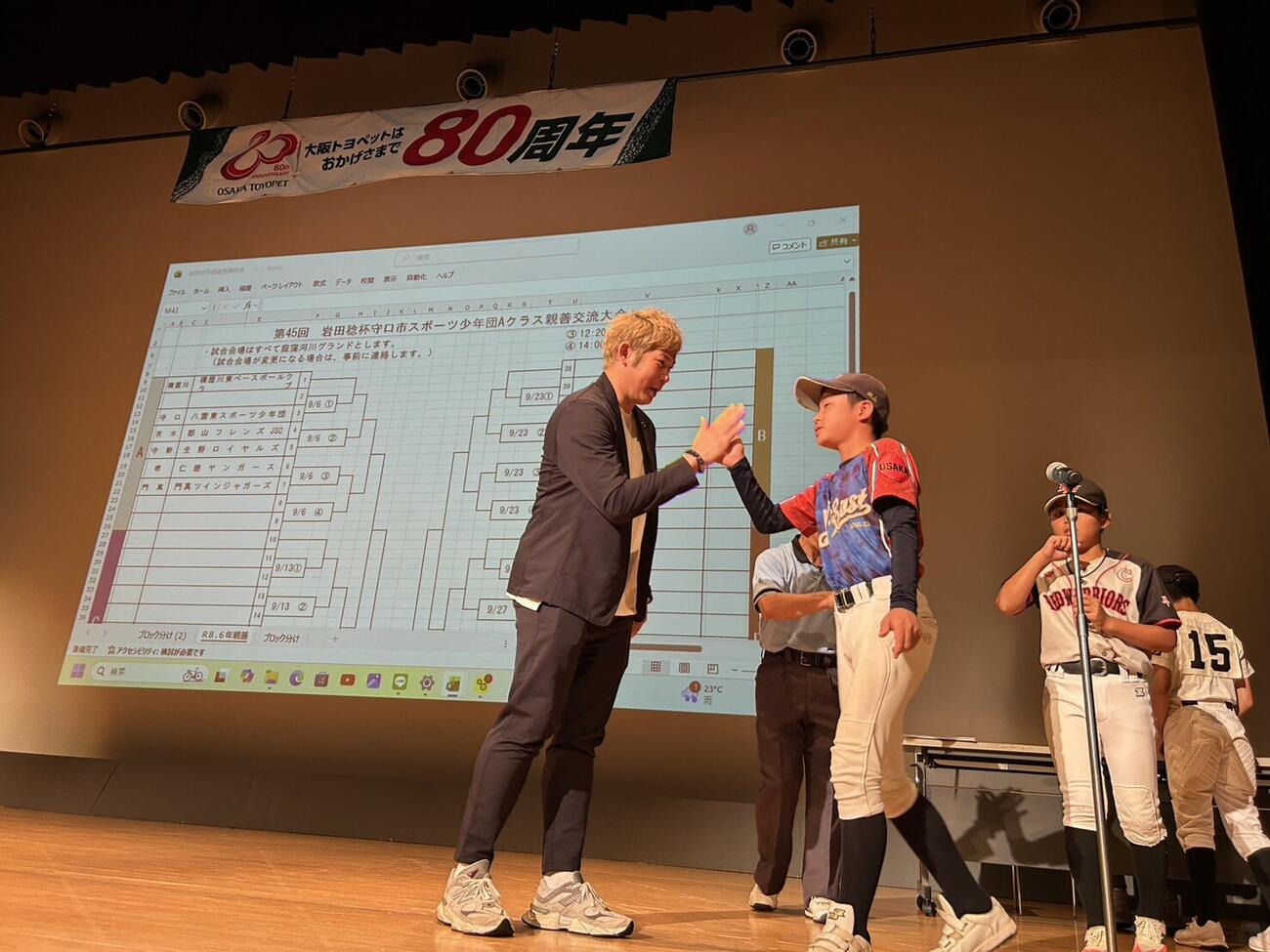 抽選会・講演会に登壇した阪神CAの岩田稔氏
