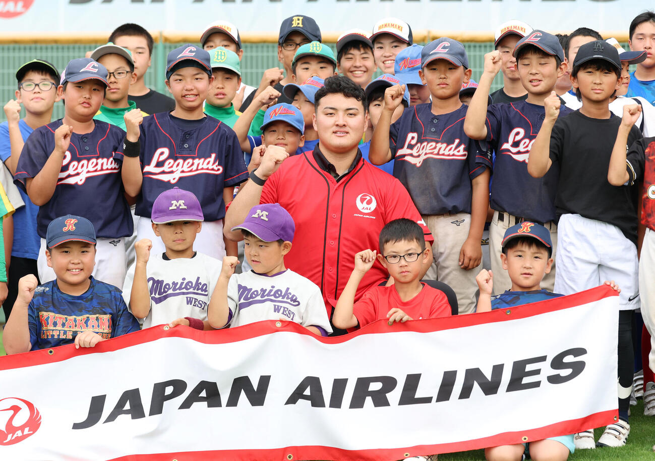 故郷交流イベントで子どもたちと記念撮影する佐々木麟太郎（撮影・増田悦実）