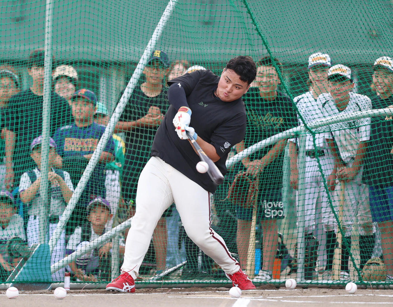 故郷交流イベントでフリー打撃をし場外本塁打を放つ佐々木麟太郎（撮影・増田悦実）