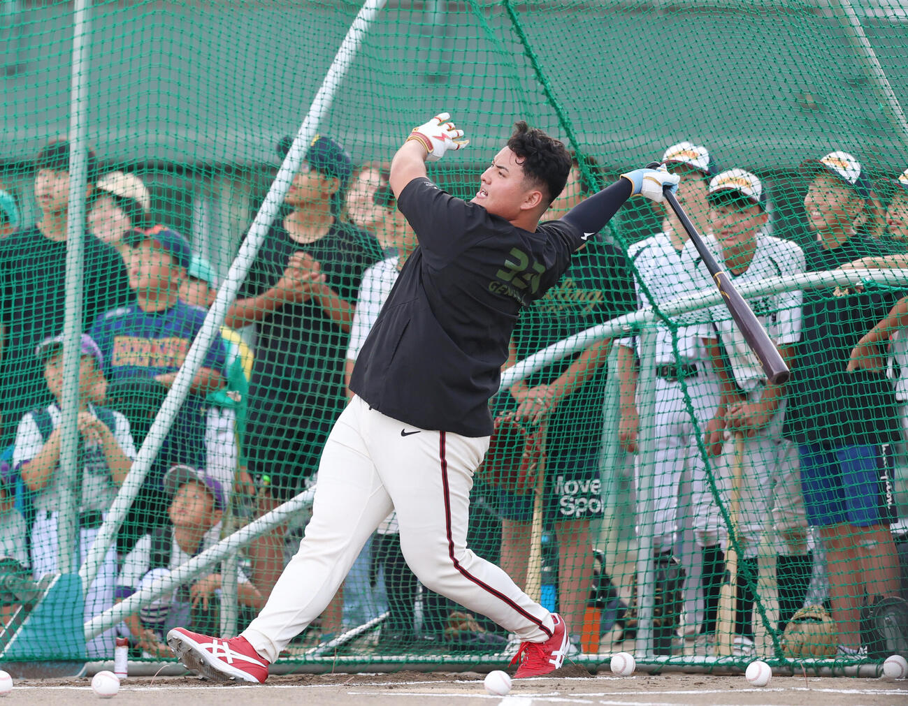 故郷交流イベントのフリー打撃で場外本塁打を放つ佐々木麟太郎（撮影・増田悦実）