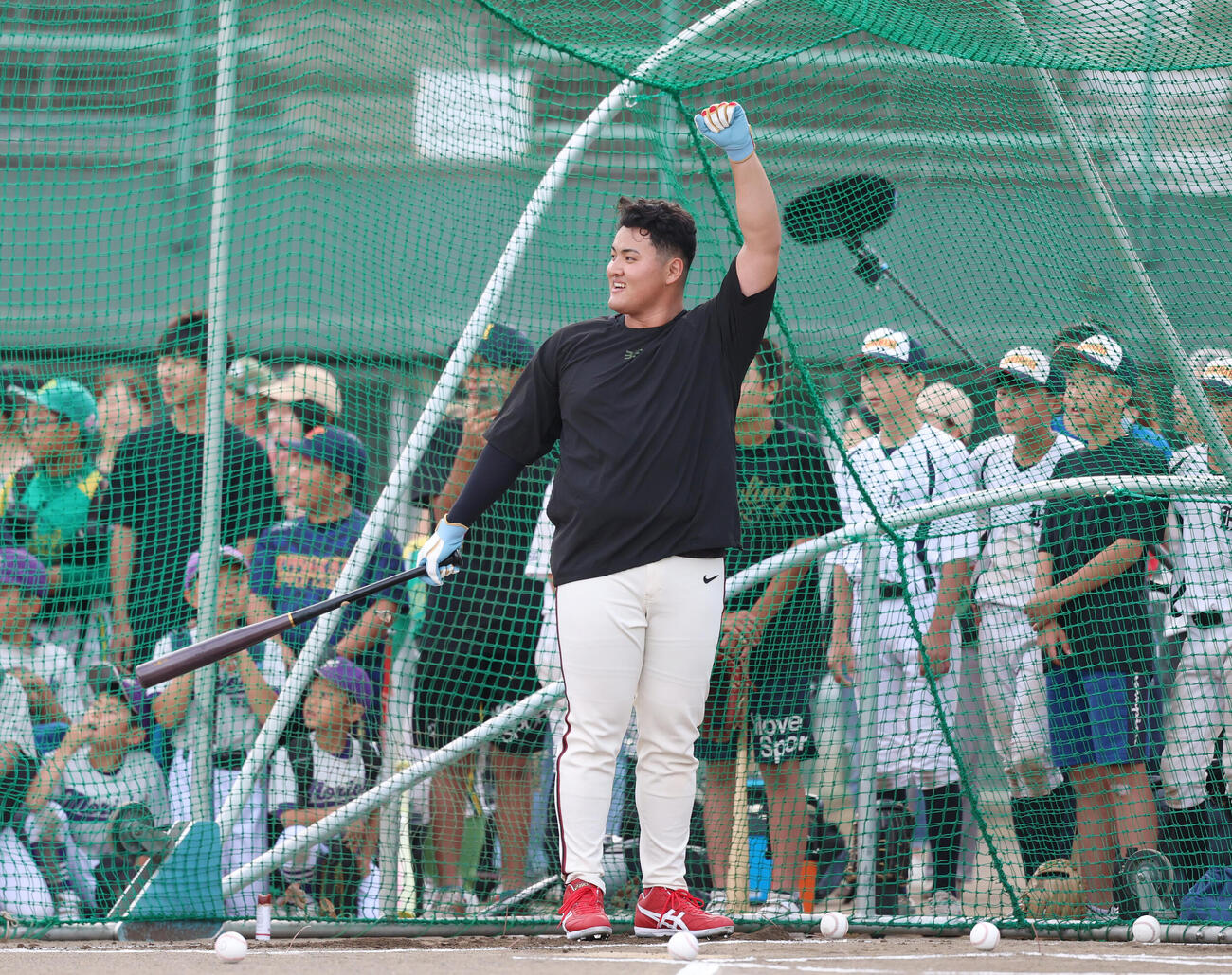 故郷交流イベントでフリー打撃をし場外本塁打を放ち外野で球拾いしていた学生にガッツポーズをする佐々木麟太郎（撮影・増田悦実）