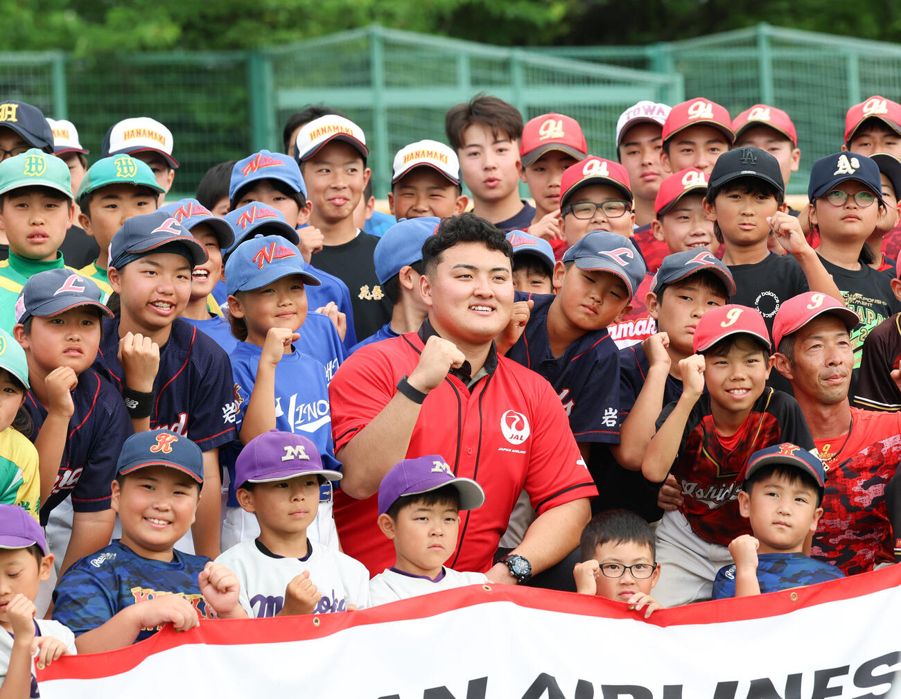 故郷交流イベントで子供達と記念撮影する佐々木麟太郎（撮影・増田悦実）