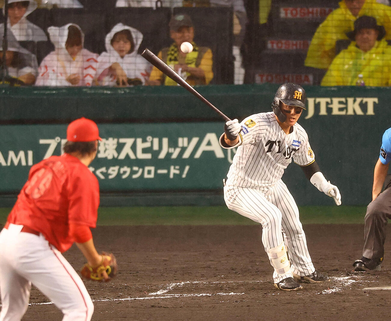 阪神対広島　2回裏阪神無死一、三塁、前川右京は同点適時内野安打を放つ（撮影・上田博志）