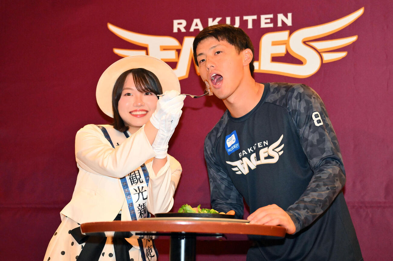 楽天対日本ハム　贈呈された神戸牛のステーキを神戸観光親善大使の上野あかりさんから食べさせてもらう楽天辰己涼介（撮影・滝沢徹郎）