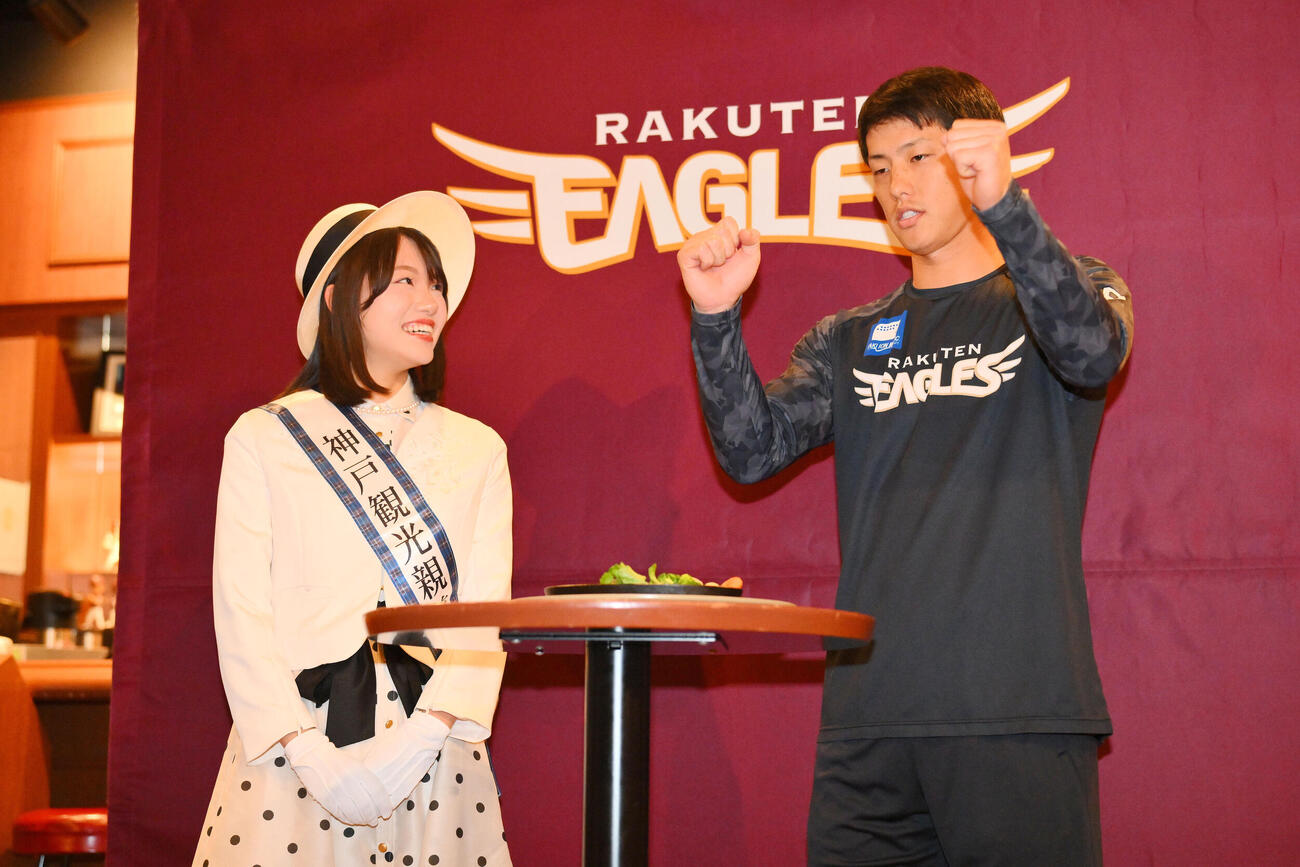 楽天対日本ハム　贈呈された神戸牛のステーキを試食した楽天辰己涼介。左は神戸観光親善大使の上野あかりさん（撮影・滝沢徹郎）