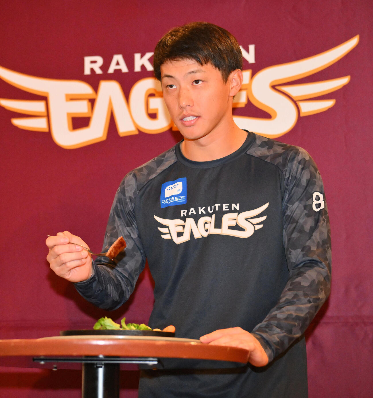 楽天対日本ハム　贈呈された神戸牛のステーキを試食する楽天辰己涼介（撮影・滝沢徹郎）