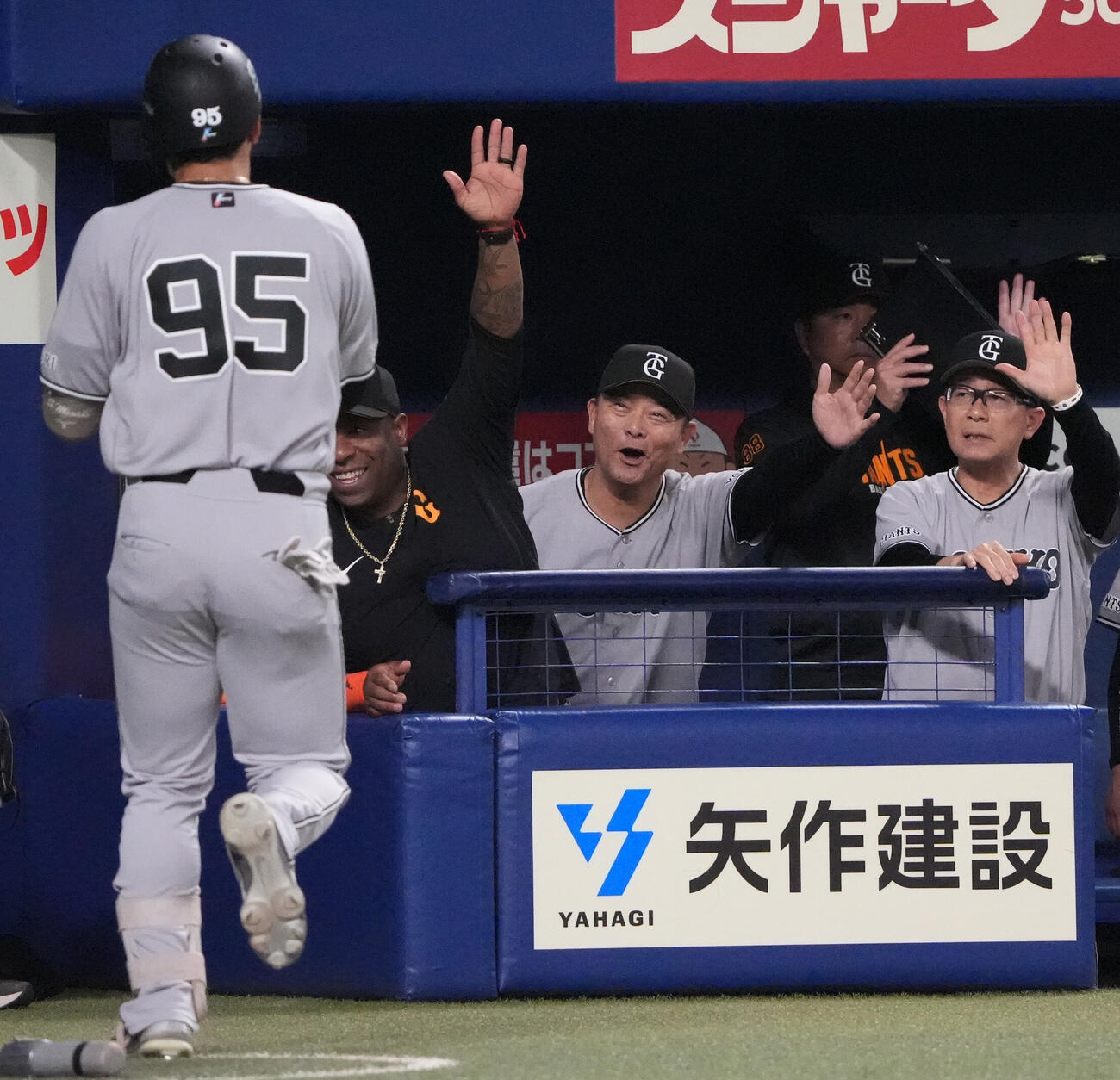 中日対巨人　2回表巨人2死、橋上秀樹監督代行（中央）は本塁打を放った笹原操希を迎える（撮影・森本幸一）