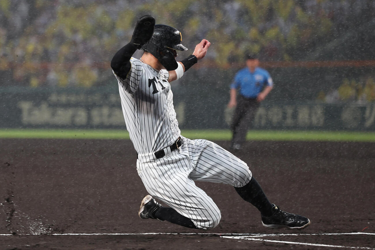 阪神対広島　2回裏阪神無死一、三塁、前川右京の適時内野安打で生還する三走佐藤輝明（撮影・前田充）