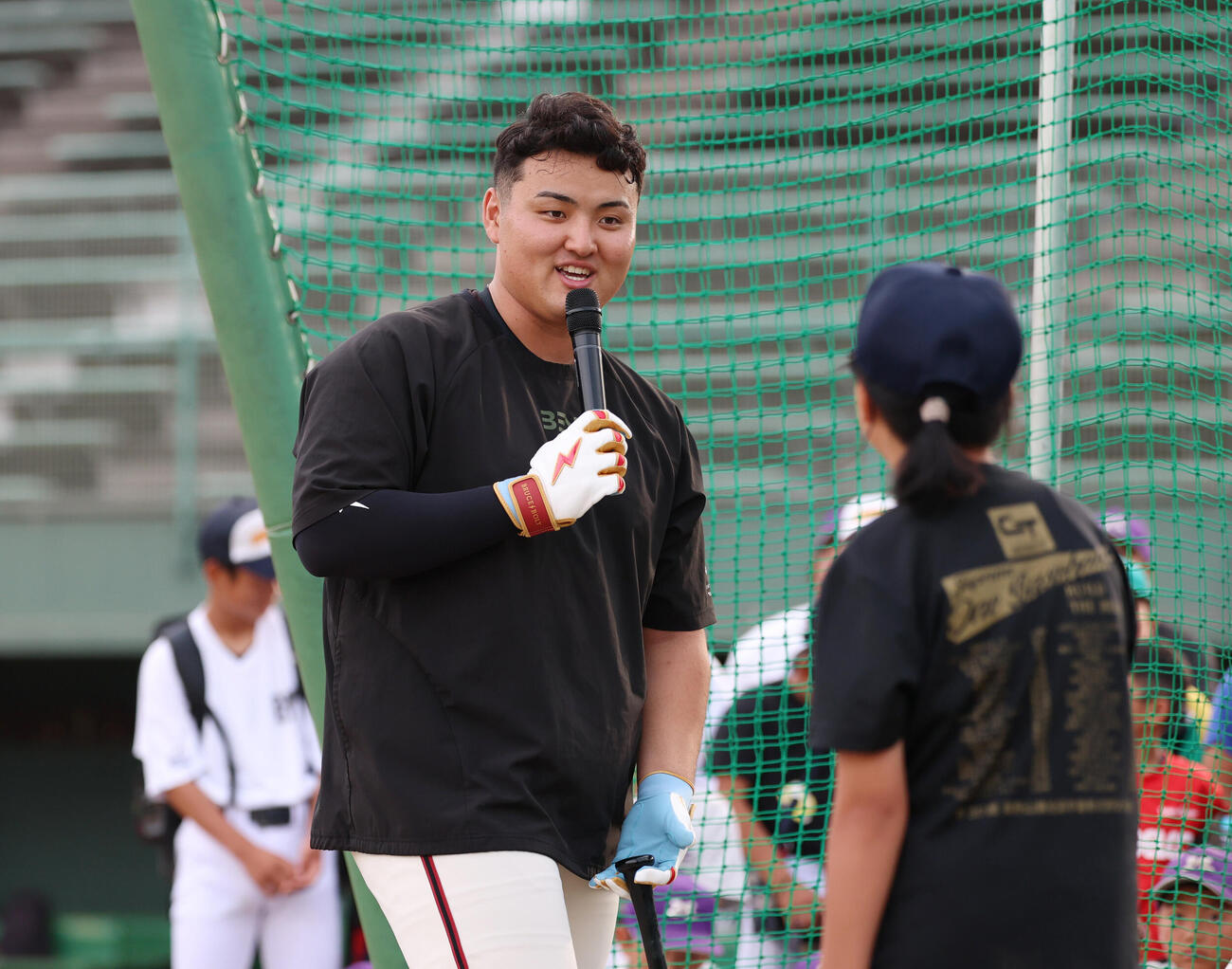 故郷交流イベントで子供の質問に答える佐々木麟太郎（撮影・増田悦実）