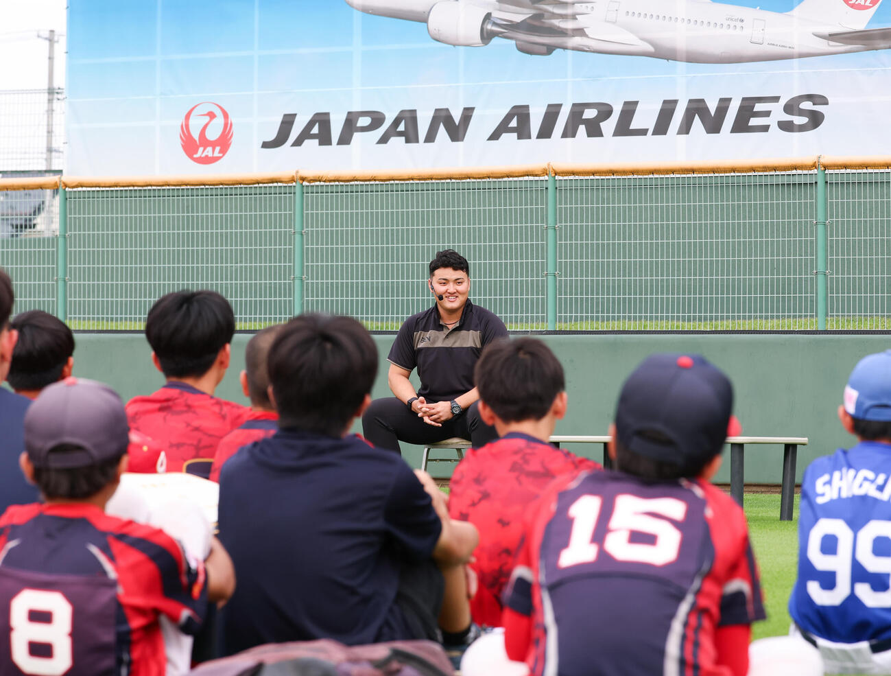 故郷交流イベントで子供達に話をする佐々木麟太郎（撮影・増田悦実）