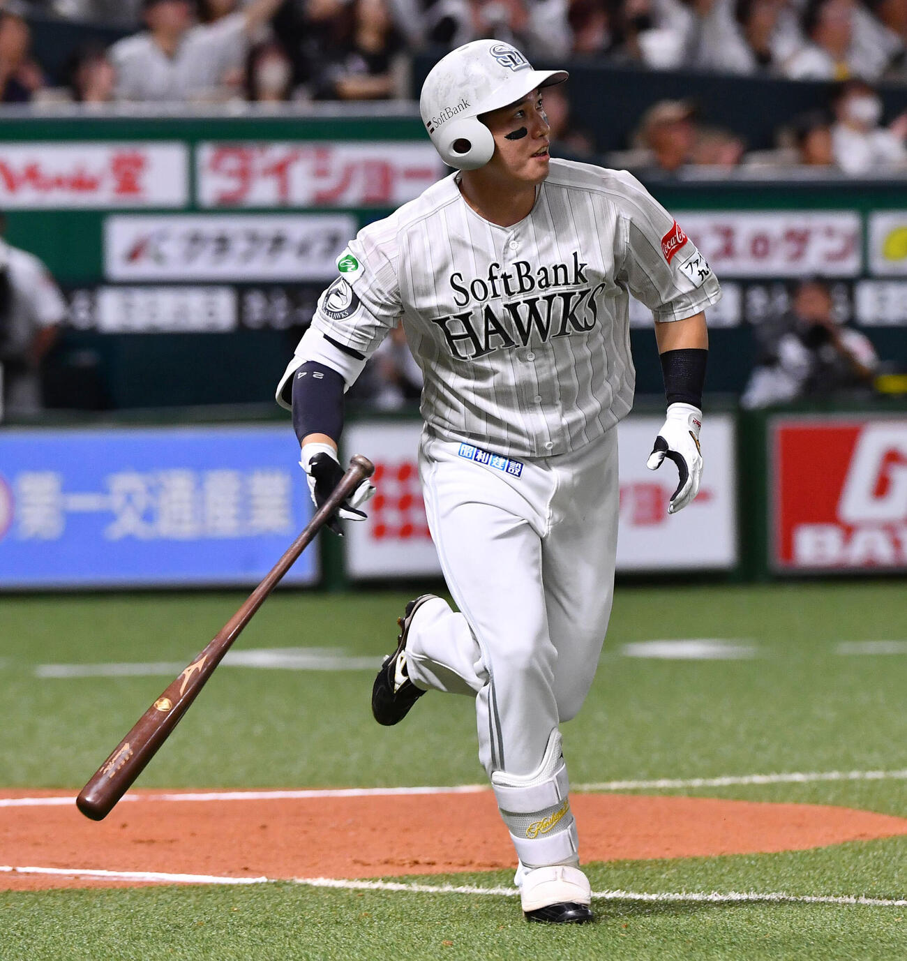 ソフトバンク対ロッテ　8回裏ソフトバンク1死、栗原陵矢は右越え本塁打を放つ（撮影・岩下翔太）