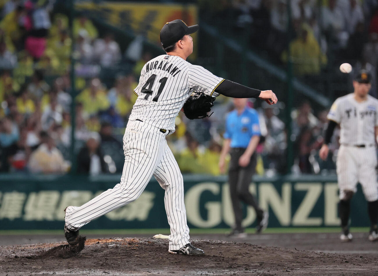 阪神対広島　4回表広島1死一、二塁、村上頌樹は佐藤啓介の投ゴロを二塁に悪送球（撮影・宮崎幸一）