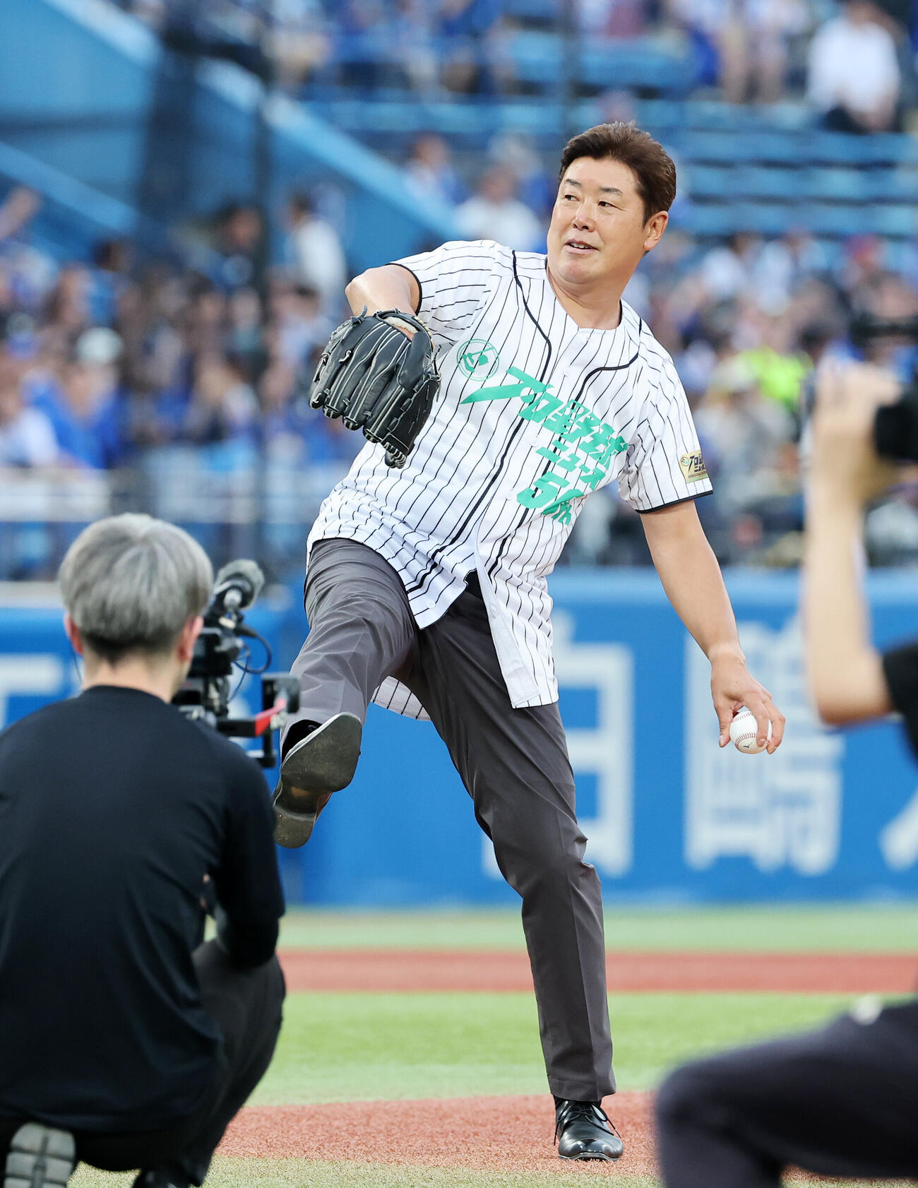ヤクルト対DeNA　ファーストピッチセレモニーに臨む野村弘樹氏（撮影・鈴木正人）