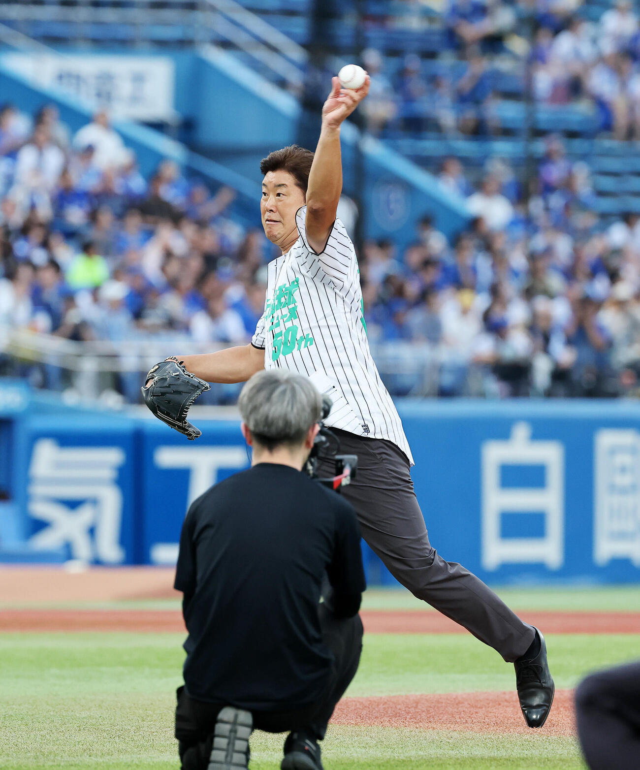 ヤクルト対DeNA　ファーストピッチセレモニーに臨む野村弘樹氏（撮影・鈴木正人）
