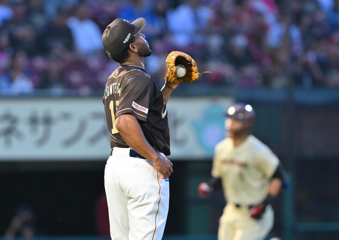 楽天対日本ハム　4回表日本ハム1死二塁、野村佑希（後方）に2点本塁打を浴びるロアンシー・コントレラス（撮影・滝沢徹郎）
