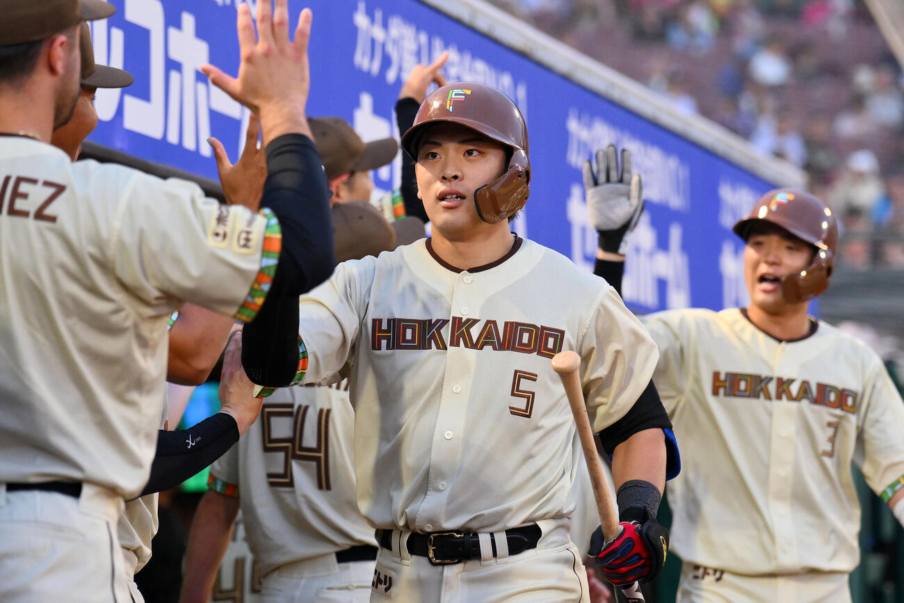 楽天対日本ハム　4回表日本ハム1死二塁、2点本塁打を放った野村佑希（中央）は生還しチームメートとタッチをかわす（撮影・滝沢徹郎）