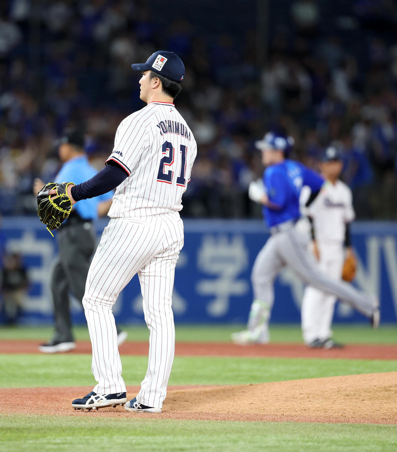ヤクルト対DeNA 6回表DeNA無死、佐野恵太（右）にソロ本塁打を放たれたヤクルト吉村貢司郎（撮影・鈴木正人）