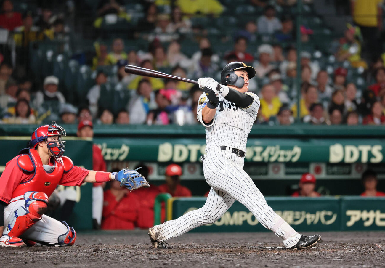 阪神対広島　5回裏阪神2死、前川右京は右翼へ本塁打を放つ（撮影・宮崎幸一）