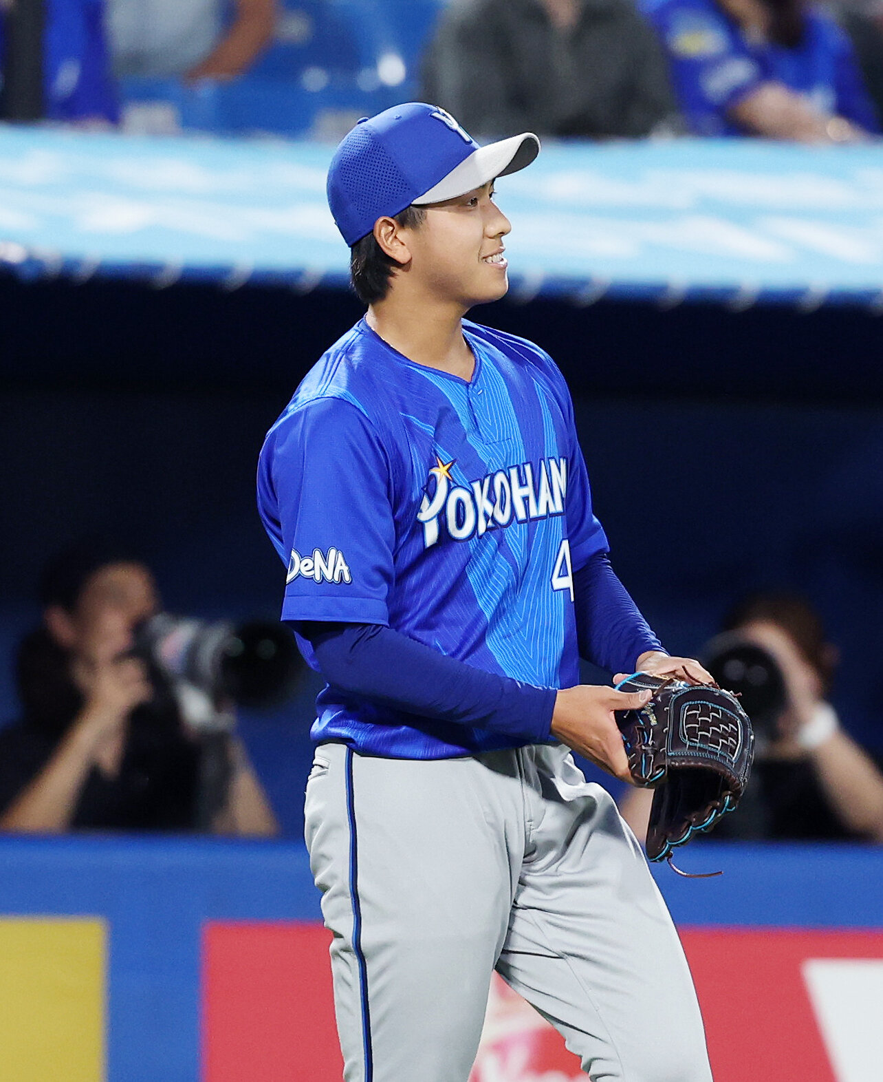 ヤクルト対DeNA 4回裏、ヤクルトの攻撃を抑え笑顔でベンチに引き揚げるDeNA深沢鳳介（撮影・鈴木正人）