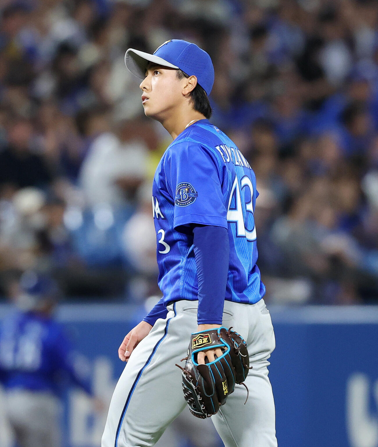 ヤクルト対DeNA 5回裏、ヤクルトの攻撃を抑えベンチに引き揚げるDeNA深沢鳳介（撮影・鈴木正人）