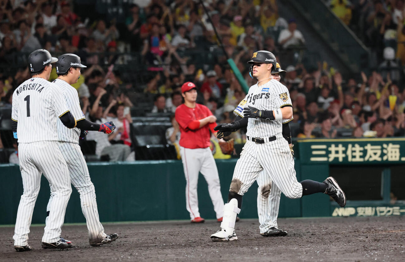 阪神対広島　5回裏阪神1死一、二塁、佐藤輝明は右前打を放ち、失策と悪送球の間に自らも生還。3点勝ち越しに成功する（撮影・宮崎幸一）