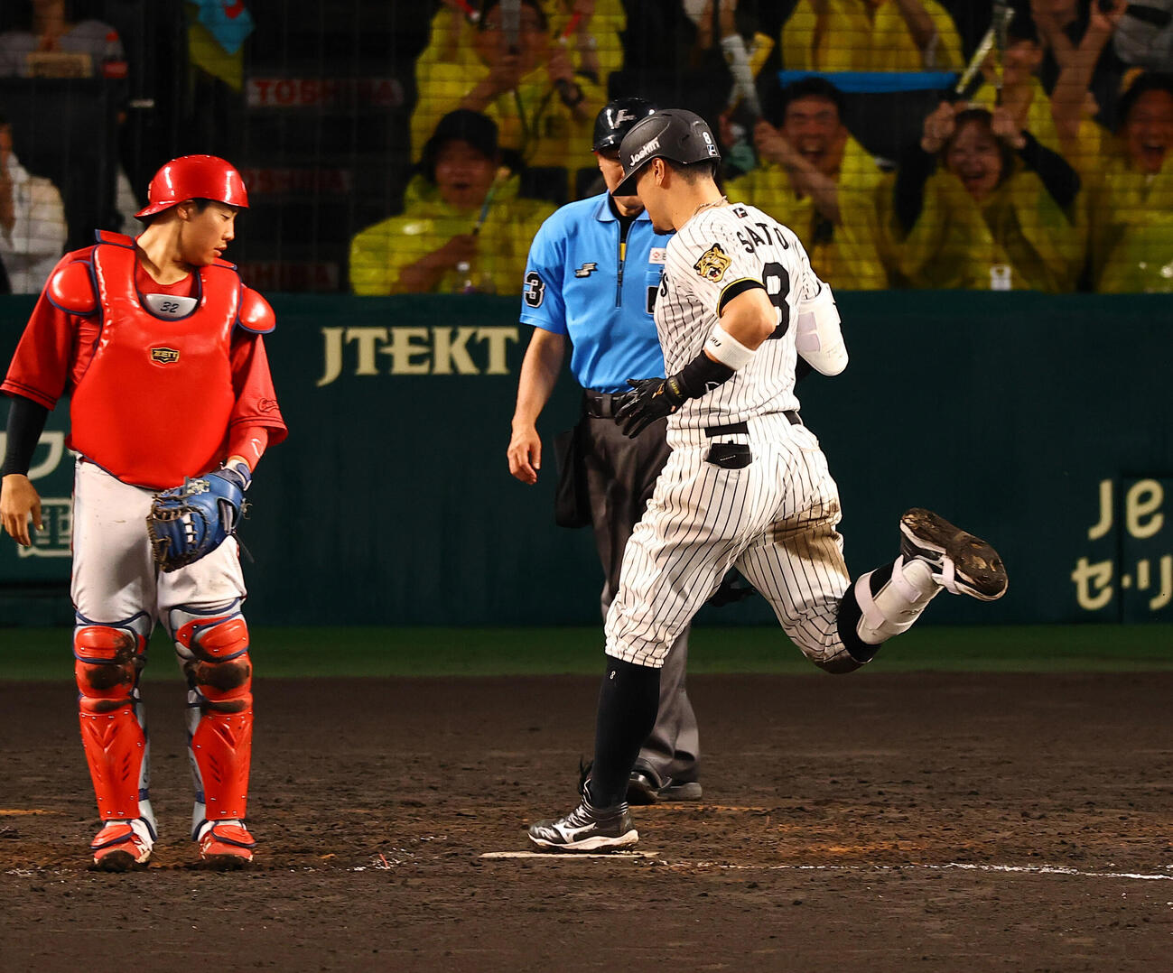 阪神対広島　5回裏阪神1死一、二塁、安打を放った佐藤輝明は野間峻祥のダブルエラーで一気に生還する（撮影・上田博志）